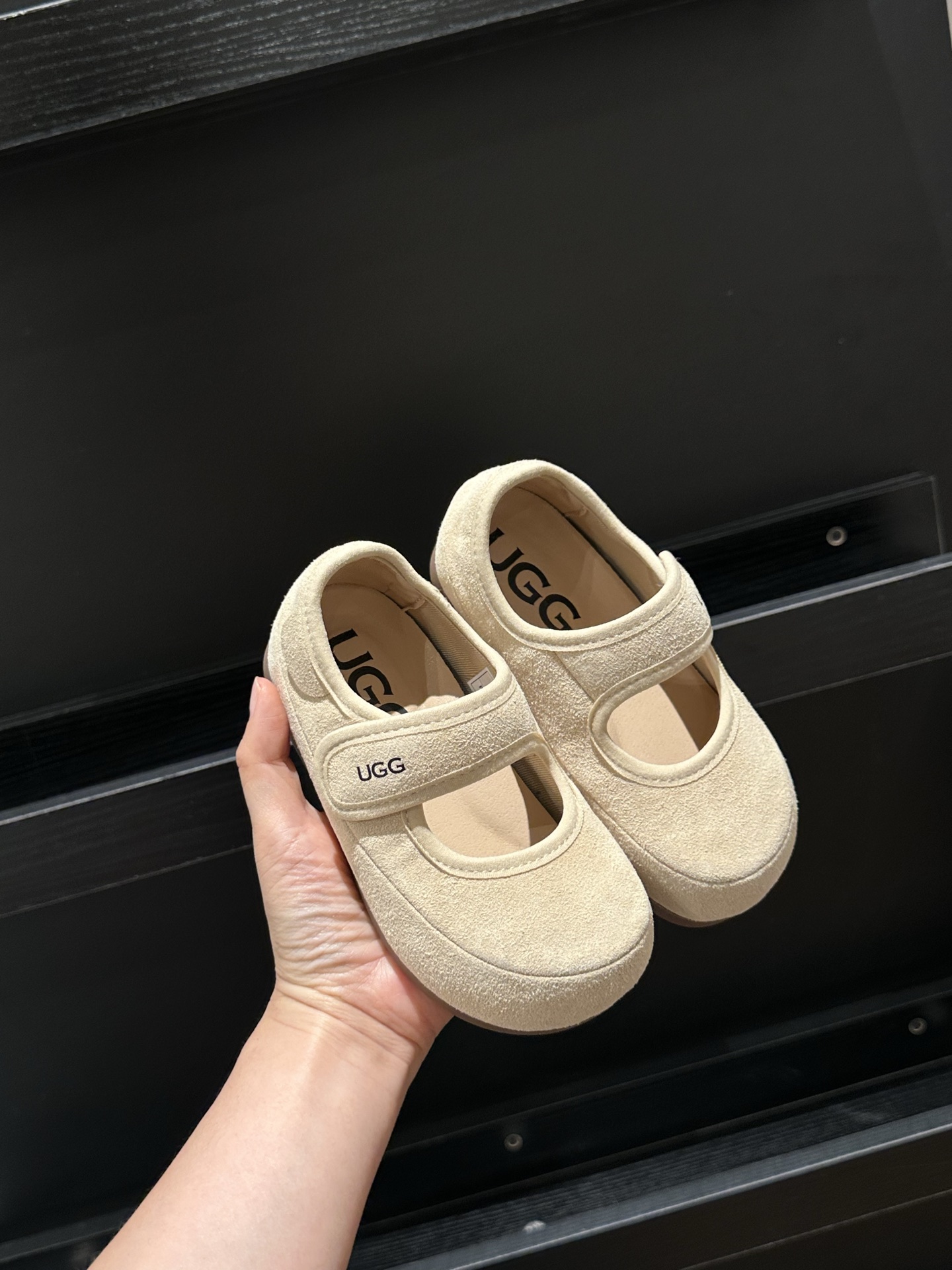NO:811541,Beige Wear the style of Southern France on your feet!  Soft sole + double-layer cushioning of latex pads. It’s so comfortable. The gentle beige tone makes it easy to wear. It can also be worn for daily commuting with a vacation feel. Sizes 22-35, UGG Mary Jane, mary jane,19860909米色 把南法的风穿在脚上！ 软底+乳胶垫的双层缓冲 那叫一个舒服 温柔的米调不挑穿搭 日常通勤也能穿出度假感22-35码,UGG玛丽珍,mary jane,,Children's