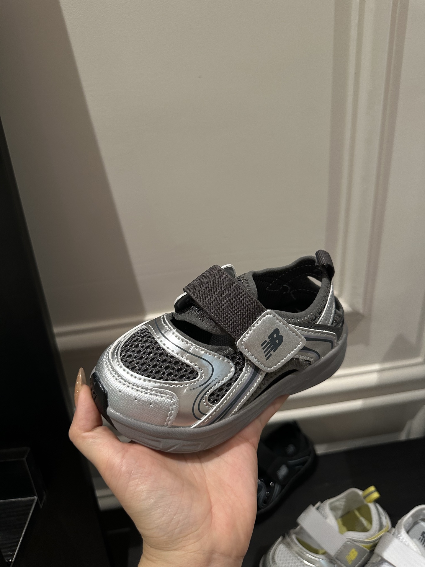 NO:879228,Non-strap Velcro design!  Shoelaces are indispensable for dad shoes, which will make them look more youthful and energetic!  Velcro is added to create an imitation shoelace design!  Very good, Nb sandals,19860909非绑带 魔术贴设计！ 鞋带对于老爹鞋来说是不可或缺的, 会更显得青春朝气！ 加了魔术贴做仿鞋带设计！ 非常棒,Nb凉拖,,Children's
