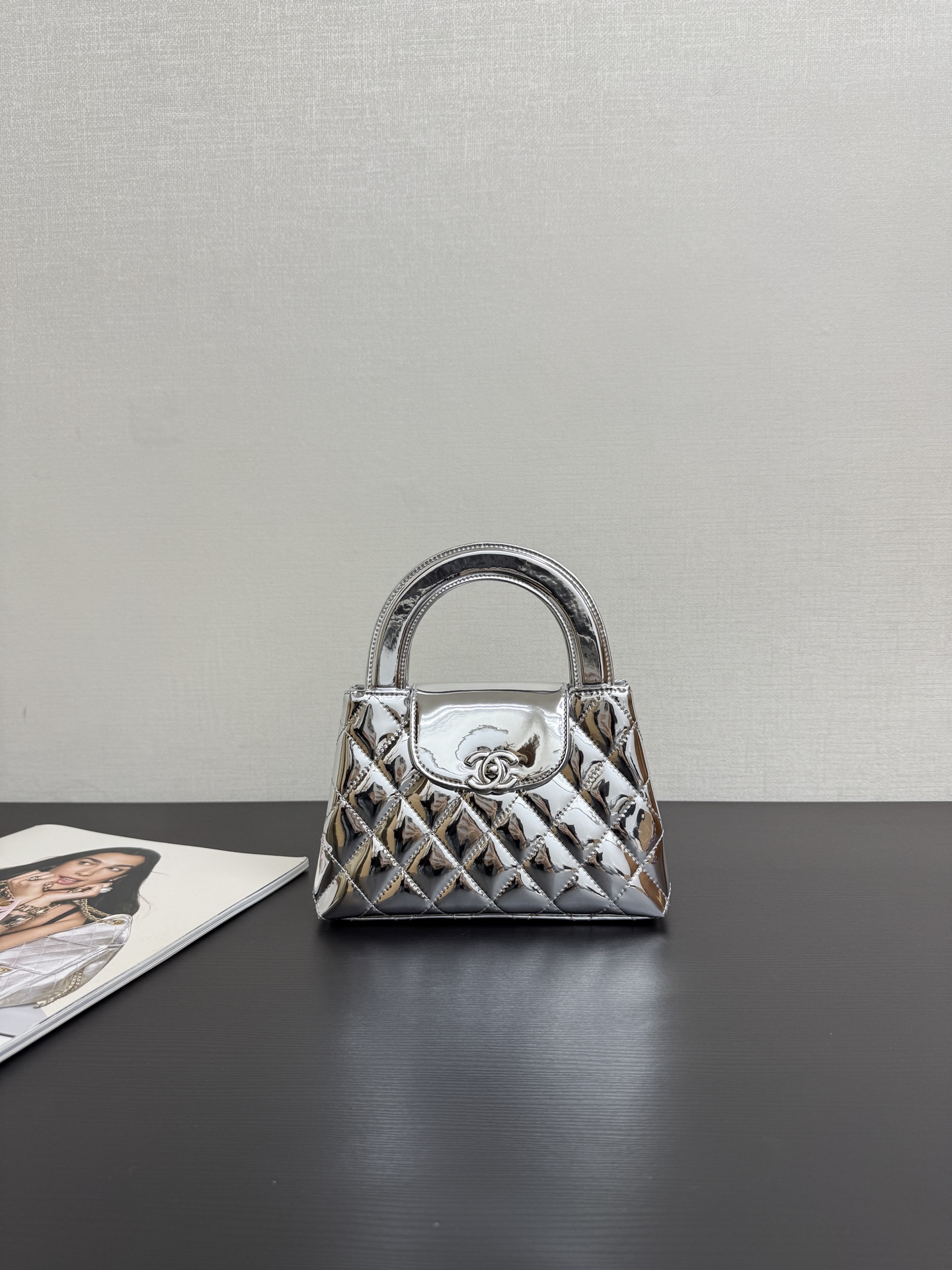 En stock Bolso grande Kelly con rombos en charol 26c. Esto es algo que tengo que guardar para mí [tímido]. Es una répli…