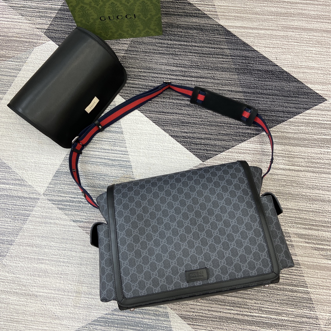 Guccis best-selling mens bag collection! Equipped with a detachable shoulder strap messenger bag, marked with the G family's unique GG. Black and