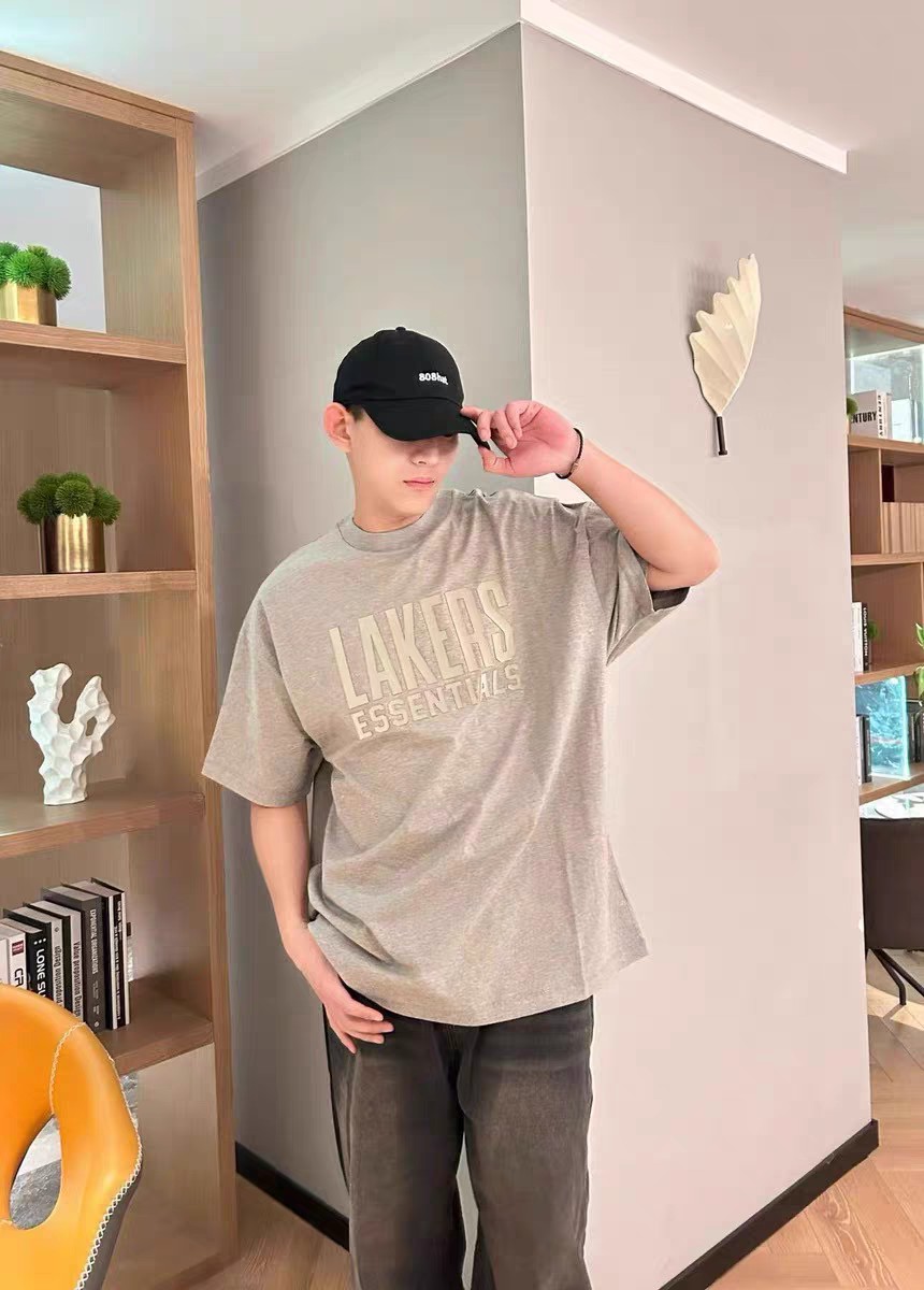 P69💰 FOG-566 #Fear of God Essentials x NBA 联名款 SS25 NBA-LAKERS 洛杉矶湖人队 字母印花图案圆领短袖T恤 男女同款 单色 S-XL