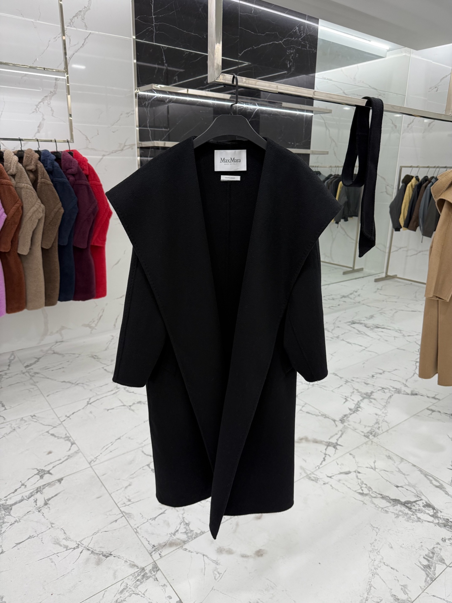 NO:637223,The Maxmara Rienza large lapel water ripple cashmere coat is blended into a warm and tranquil camel color. It contains the warmth and beauty of the entire autumn and perfectly interprets high-end femininity. It inadvertently reveals freewheeling spontaneity. The femininity floating in the silhouette is tied with straps to outline a slender and graceful figure. It is low-key and luxurious. The collar that blows in the wind also belongs to the romance of autumn.  Rienza is not only a must-have single coat. It is also an attitude towards life. It will not become outdated due to changes in fashion trends. It will also be filled with unique charm and style due to the accumulation of time. Wear your own style and display your own beauty. Sizes 34, 36, 38, Maxmara-Clothing, alexander wang19860909Maxmara Rienza大翻领水波纹羊绒大衣 融入温暖而恬静的驼色.装下整个秋天的温暖与美丽 完美诠释高级的女人味.不经意流露出随心所欲的率性.在廓形中游离着的柔美 系上带子勾勒出修长婀娜的身姿 低调而又奢华 随风拂动的领摆也是属于秋天的浪漫 rienza不仅是一件比必入的单品大衣.也是一种生活的态度 不会因为时尚潮流的变迁而过时 更会因为岁月的沉淀填上独特的韵味和风采 穿上属于自己的格调 属于自己的美丽展现 码数34、36、38,麦丝玛拉-服装,alexander wang,Women's clothing