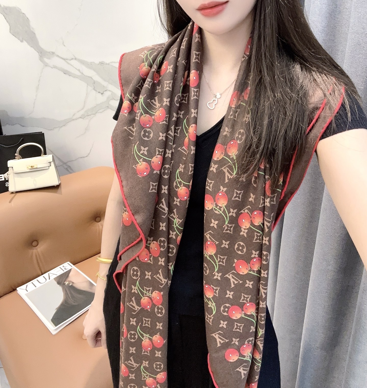 NO:581201,LV (Louis Vuitton)  30% silk 70% wool Inkjet printing Monogram pattern Cherry pattern Louis Vuitton logo High version scarf, high version scarf, louis vuitton, louis vuitton, real silk19860909LV（路易威登）X TM MONOGRAM CERISE 丝毛方巾【双面丝毛同色】 LV × TM Monogram Cerise 方巾出自路易威登x村上隆复刻系列,为华美丝毛点缀Monogram 图案,再以日本艺术家笔下的灵动樱桃元素注入清新活力.无论单独佩戴或搭配同系列其他单品,均可展露瞩目风采. 135*135厘米（长度×高） 30真丝70羊毛 喷墨印制 Monogram 图案 樱桃图案 路易威登标识 高版本围巾,高版本围巾,louis vuitton,louis vuitton,real silk,scarf