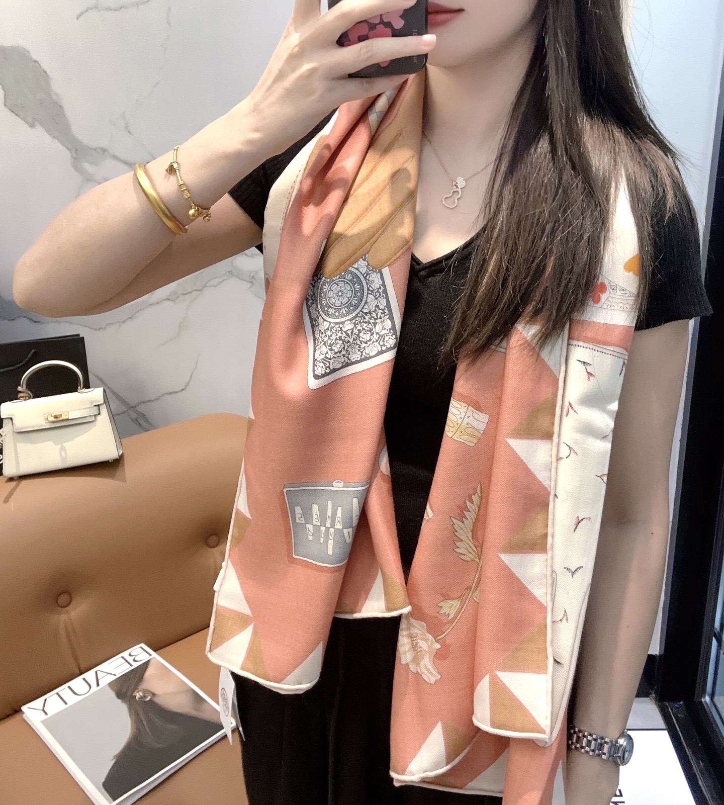 爱马仕（Hermes）上新💕【爱马仕2025春夏 】这款点睛配饰可以多种方式佩戴，与任何服饰皆搭配得宜。