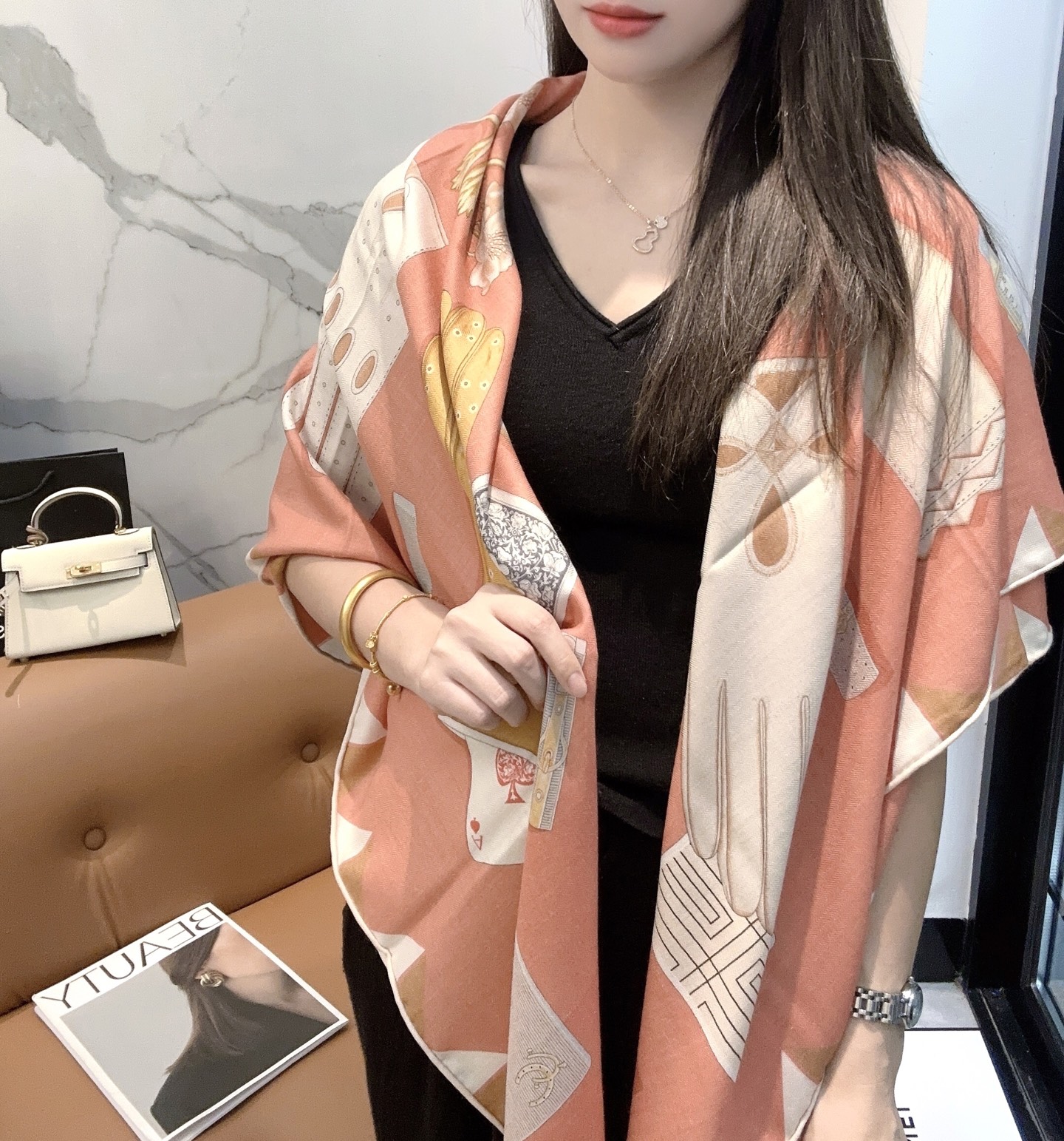 爱马仕（Hermes）上新💕【爱马仕2025春夏 】这款点睛配饰可以多种方式佩戴，与任何服饰皆搭配得宜。