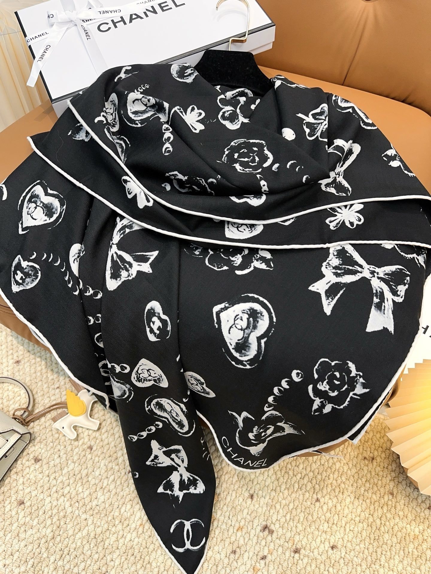 香奈儿(CHANEL)140*140上新❤️【真丝丝绒款】Chanel 【▪️温柔而娴静,箱包logo优