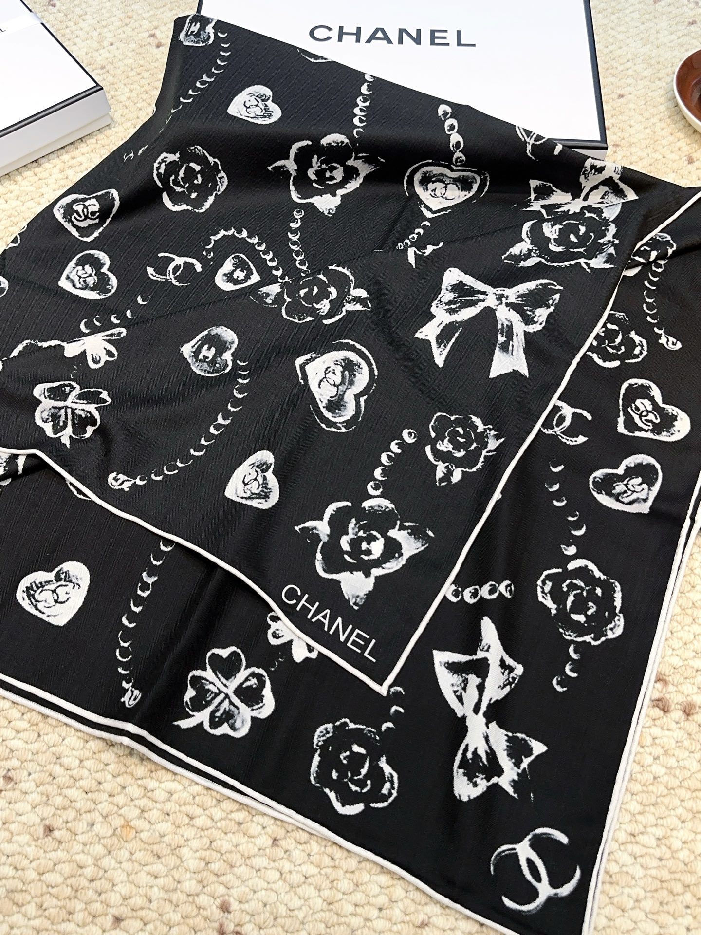 香奈儿(CHANEL)140*140上新❤️【真丝丝绒款】Chanel 【▪️温柔而娴静,箱包logo优