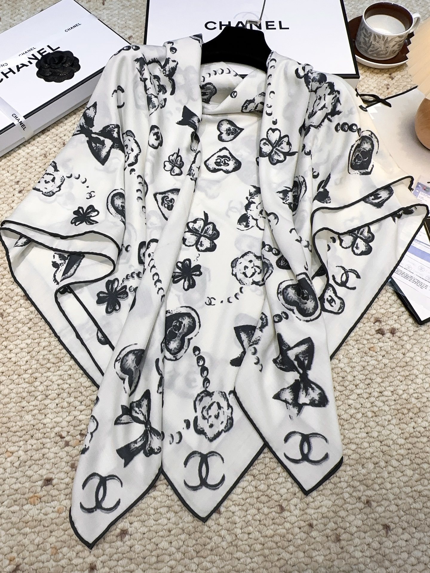 香奈儿(CHANEL)140*140上新❤️【真丝丝绒款】Chanel 【▪️温柔而娴静,箱包logo优