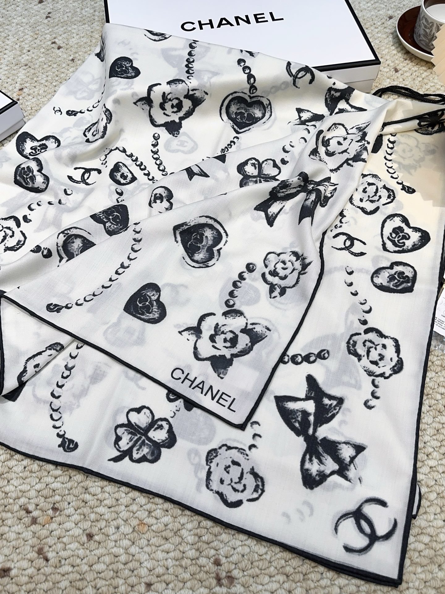 香奈儿(CHANEL)140*140上新❤️【真丝丝绒款】Chanel 【▪️温柔而娴静,箱包logo优