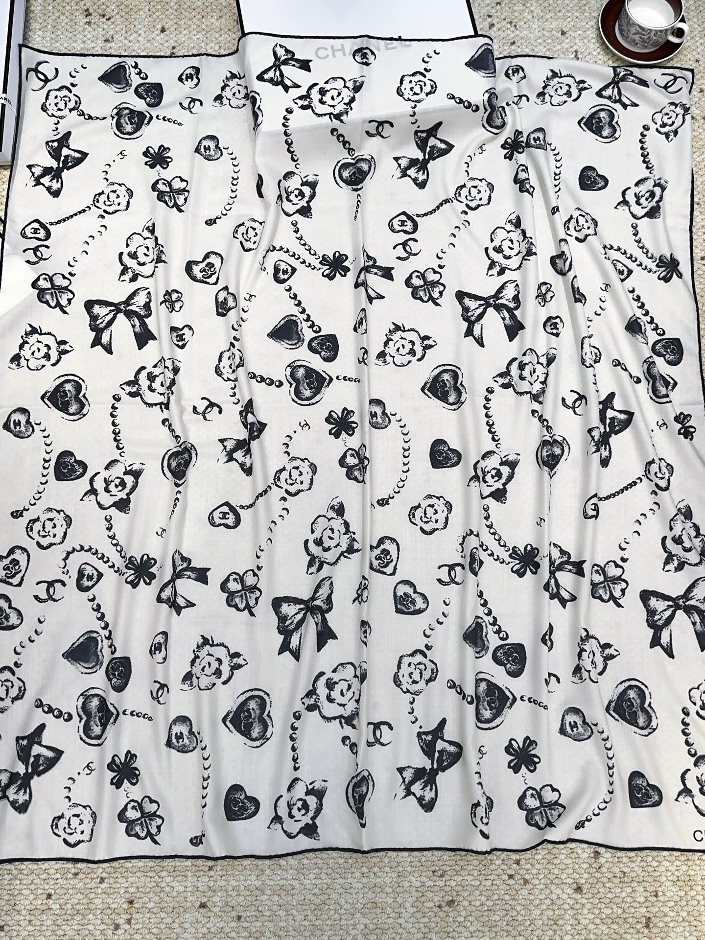 香奈儿(CHANEL)140*140上新❤️【真丝丝绒款】Chanel 【▪️温柔而娴静,箱包logo优