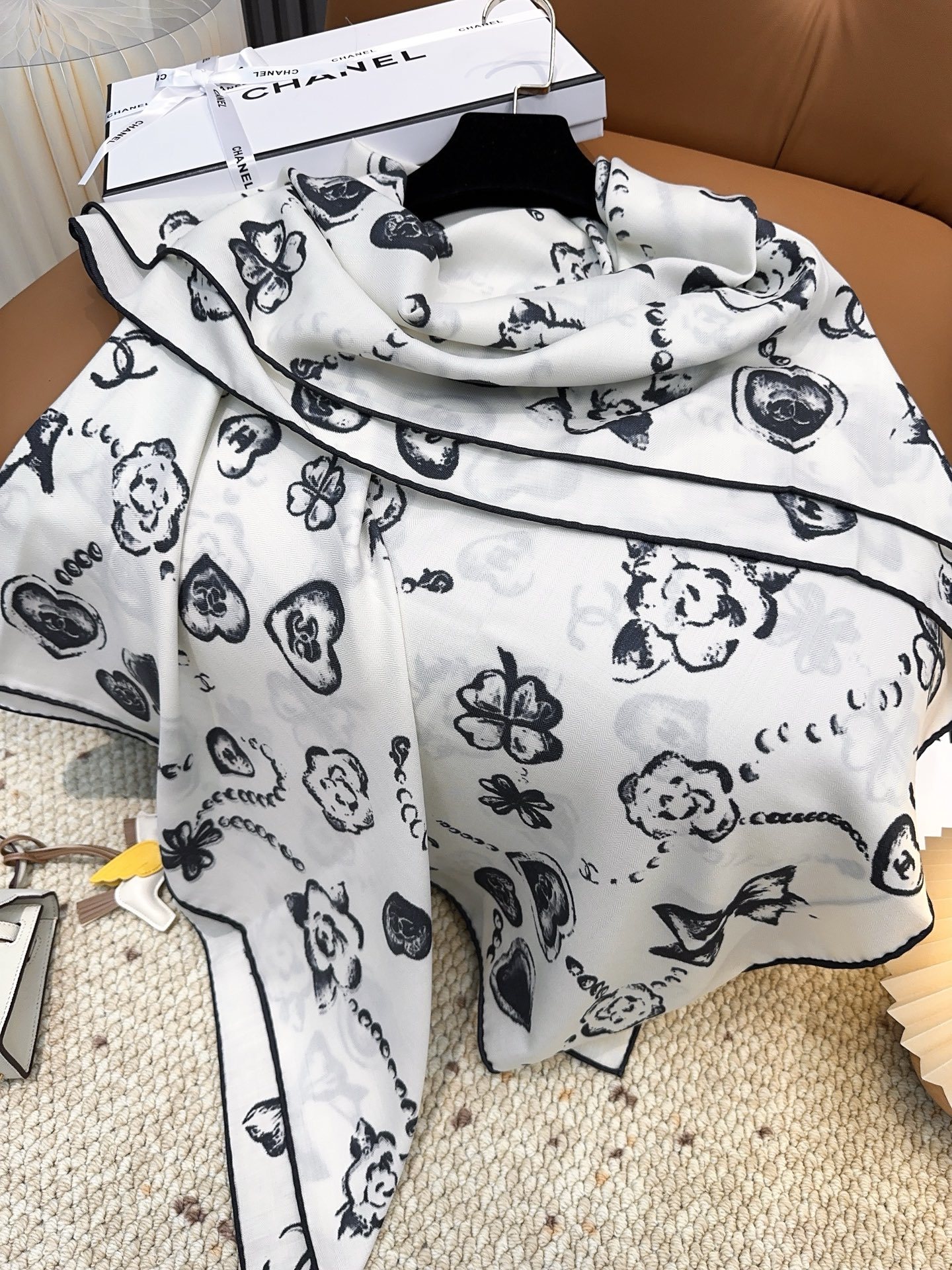 香奈儿(CHANEL)140*140上新❤️【真丝丝绒款】Chanel 【▪️温柔而娴静,箱包logo优