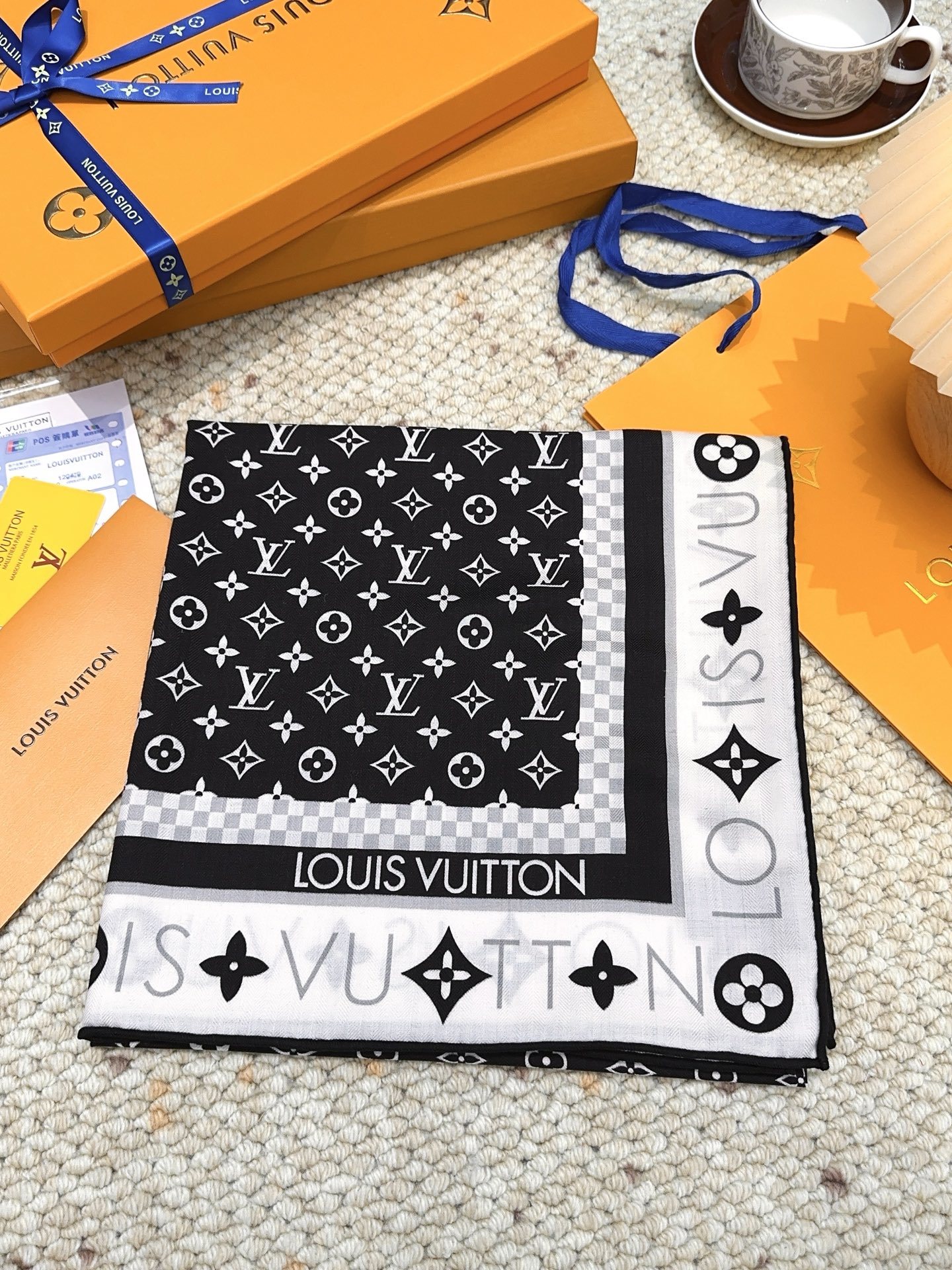 LV(路易威登)140 披肩LV x TM Monogram SuPerflat Flowers 方巾出