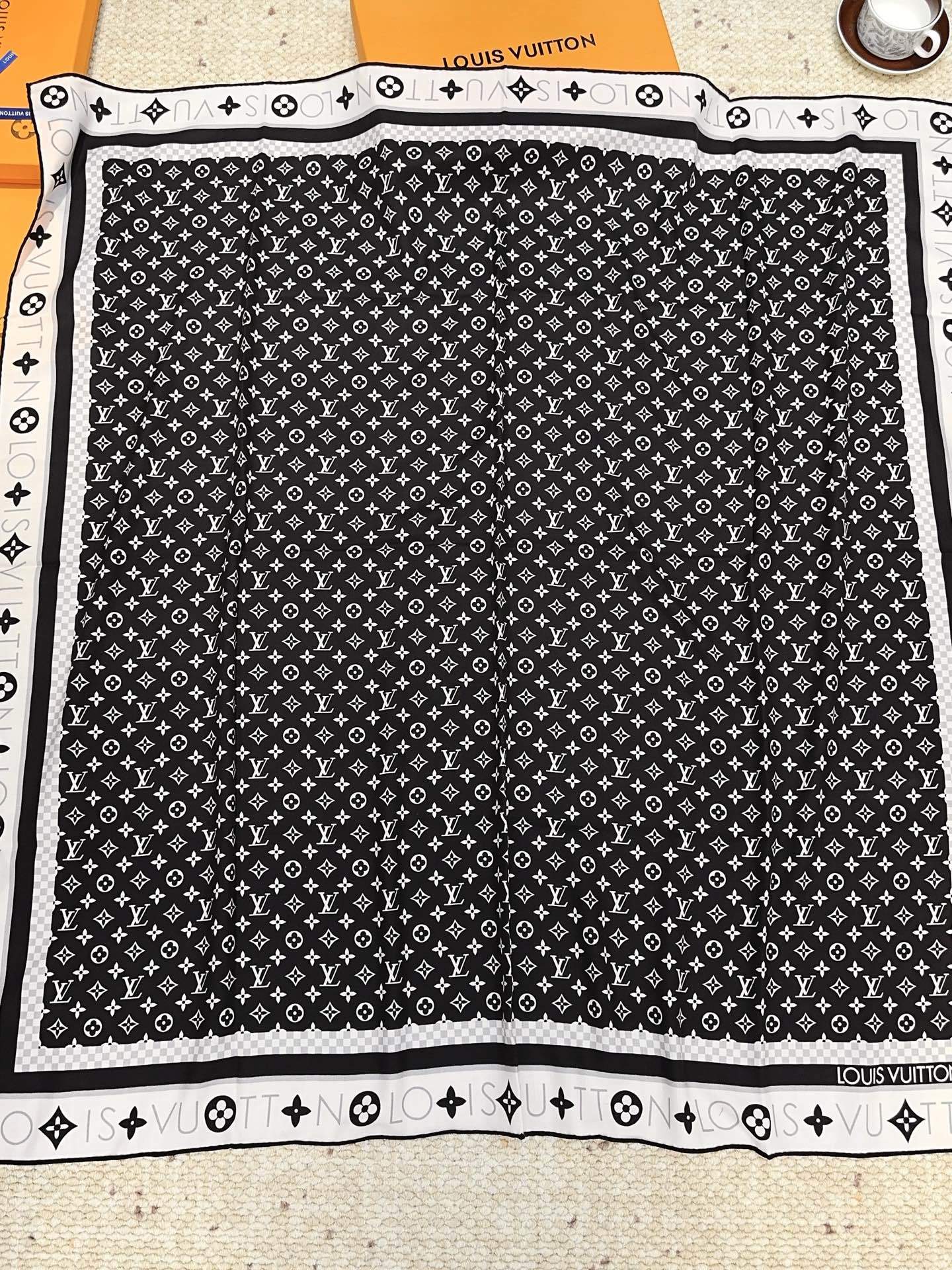 LV(路易威登)140 披肩LV x TM Monogram SuPerflat Flowers 方巾出