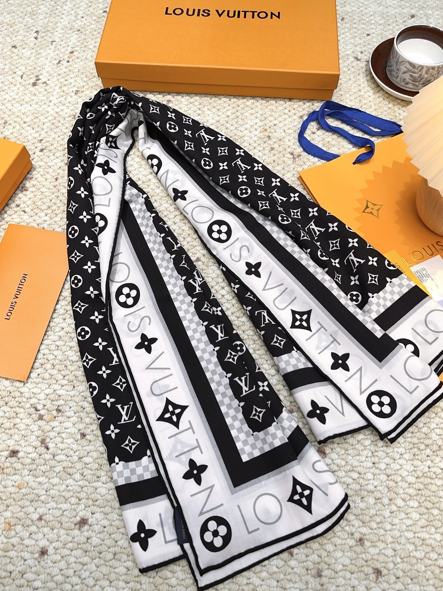 LV(路易威登)140 披肩LV x TM Monogram SuPerflat Flowers 方巾出