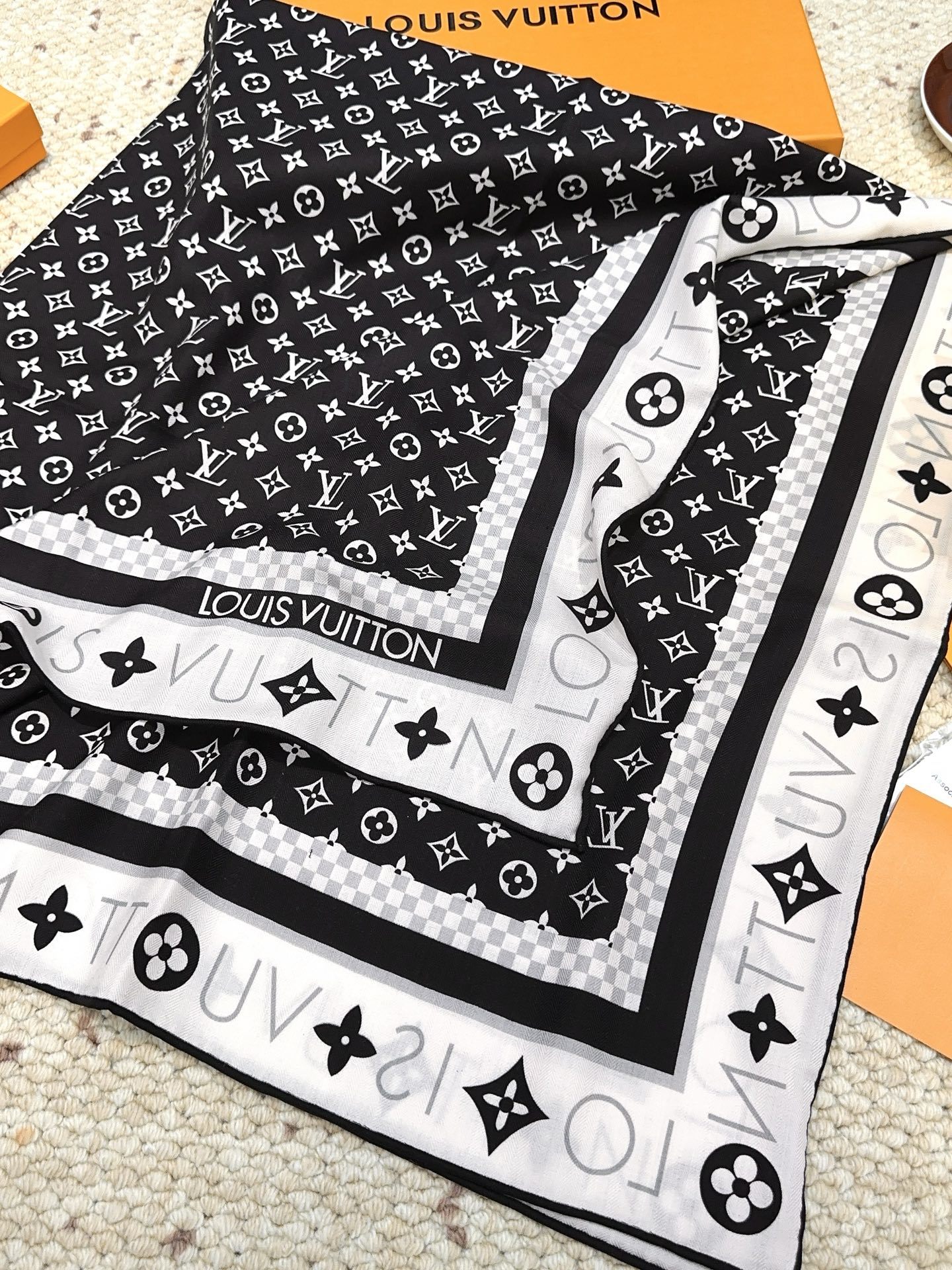 LV(路易威登)140 披肩LV x TM Monogram SuPerflat Flowers 方巾出
