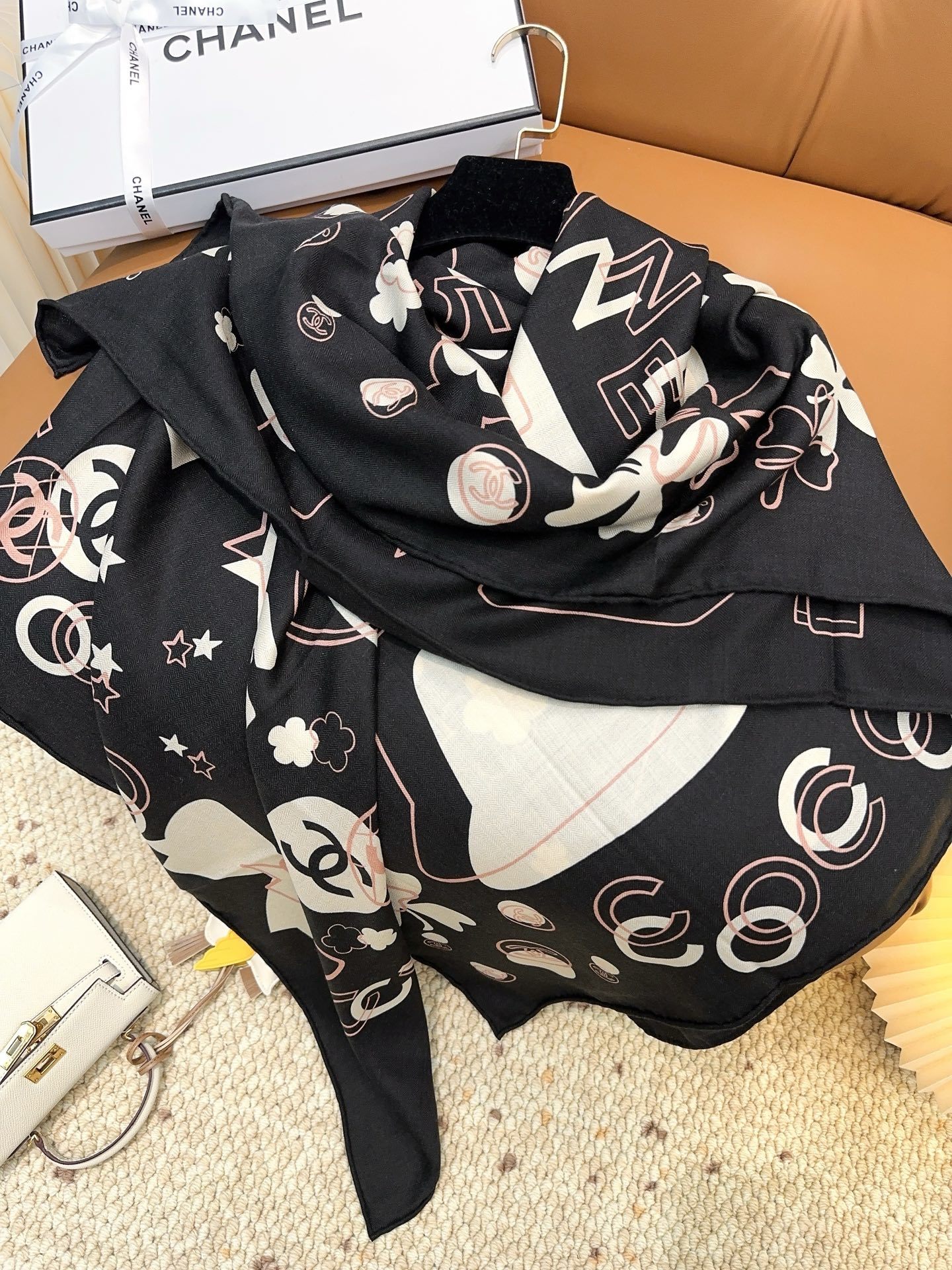 香奈儿(CHANEL)140*140上新❤️【真丝丝绒款】Chanel 【▪️温柔而娴静,logo优雅气