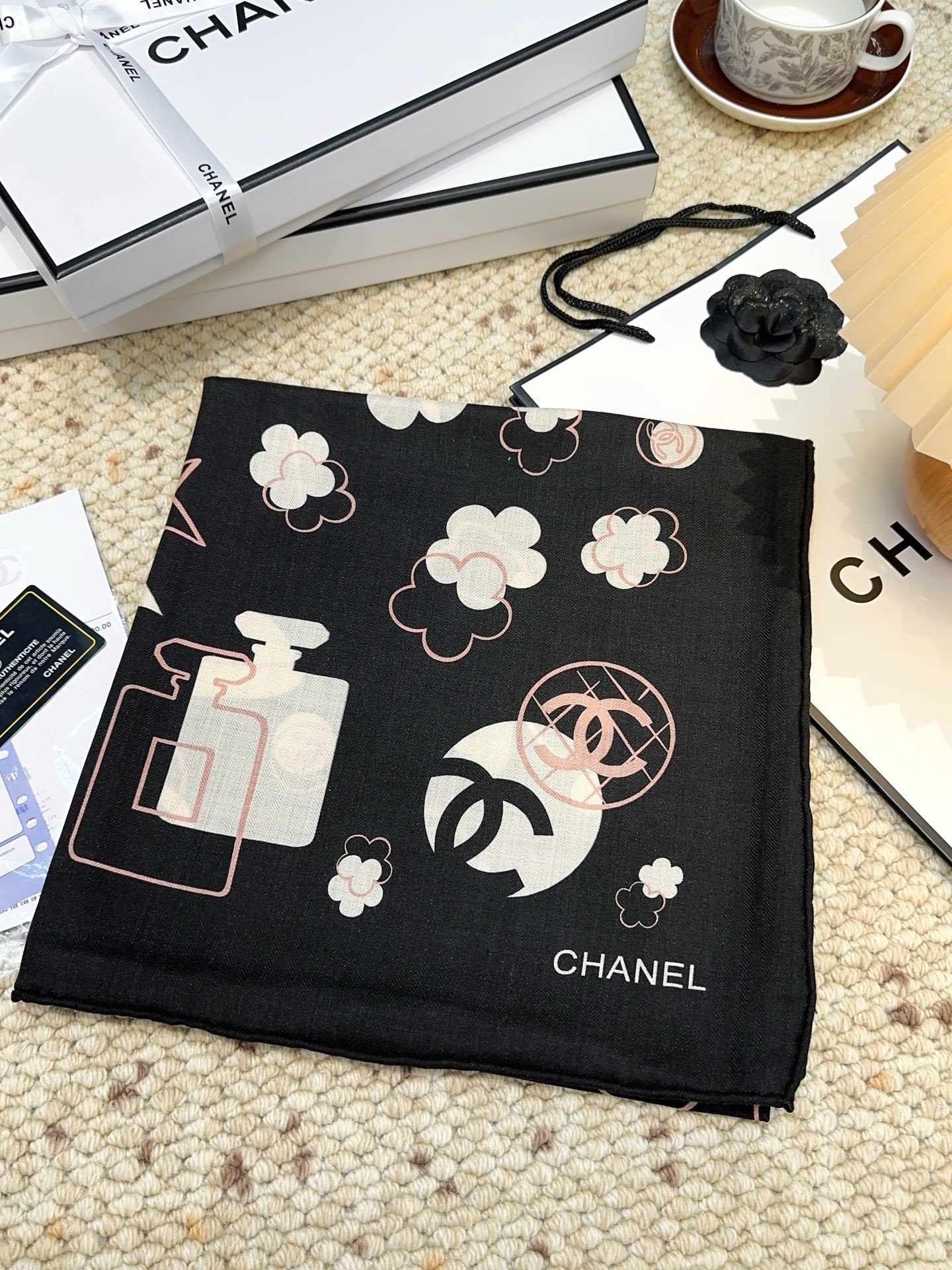 香奈儿(CHANEL)140*140上新❤️【真丝丝绒款】Chanel 【▪️温柔而娴静,logo优雅气