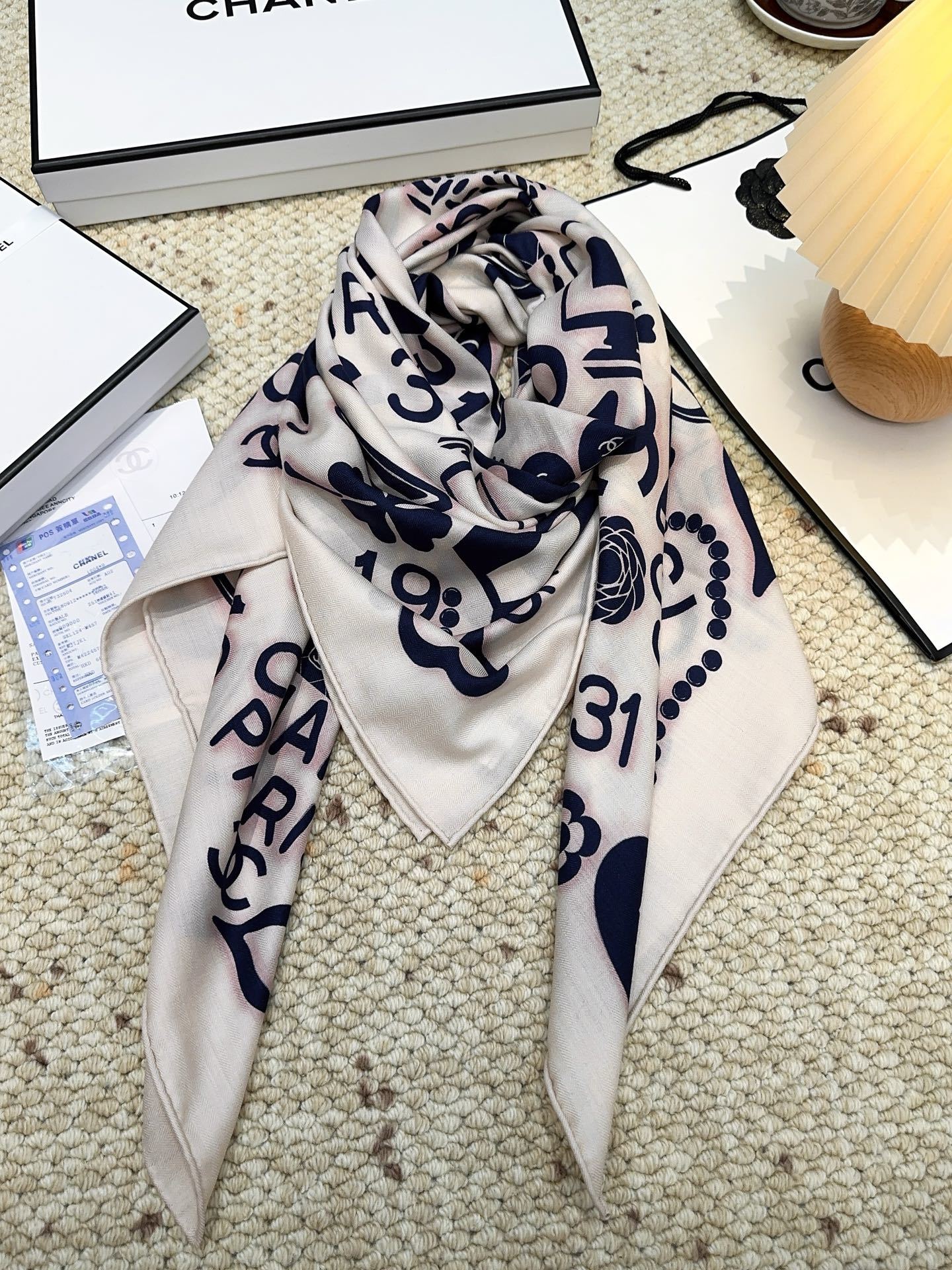 香奈儿(CHANEL)140*140上新❤️【真丝丝绒款】Chanel 【▪️温柔而娴静,logo优雅气