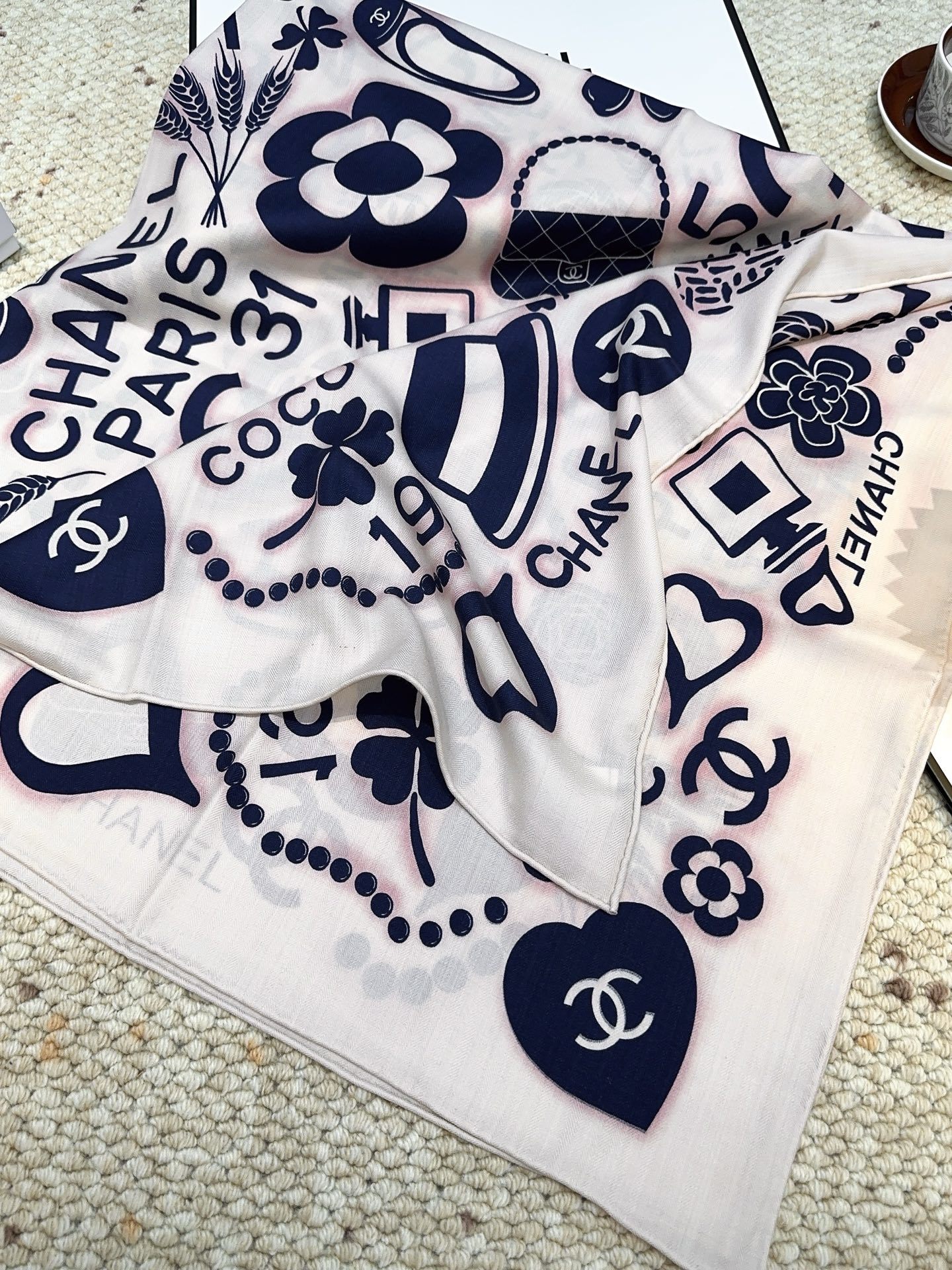 香奈儿(CHANEL)140*140上新❤️【真丝丝绒款】Chanel 【▪️温柔而娴静,logo优雅气