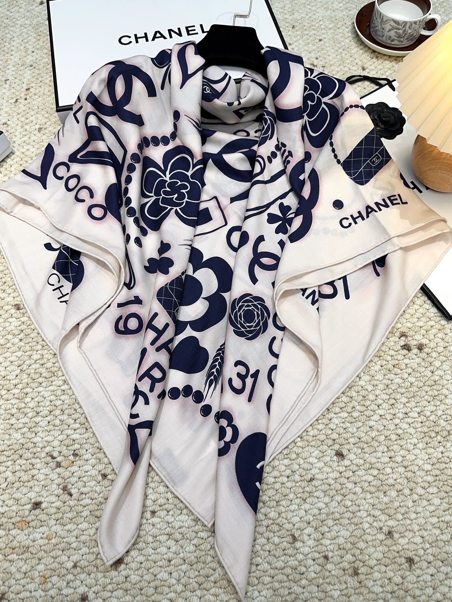 香奈儿(CHANEL)140*140上新❤️【真丝丝绒款】Chanel 【▪️温柔而娴静,logo优雅气