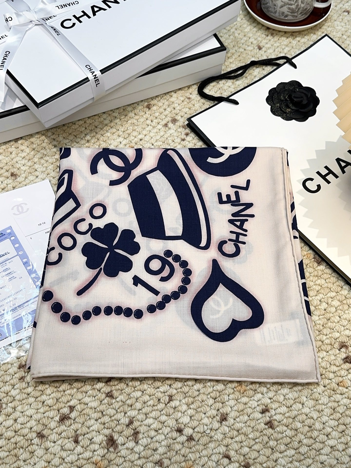 香奈儿(CHANEL)140*140上新❤️【真丝丝绒款】Chanel 【▪️温柔而娴静,logo优雅气