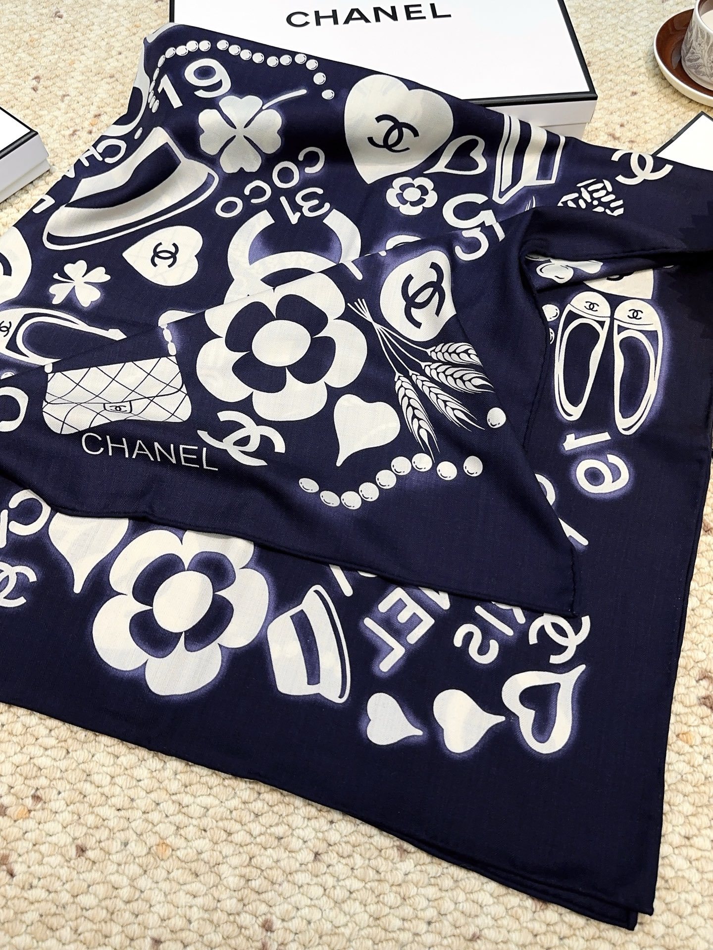 香奈儿(CHANEL)140*140上新❤️【真丝丝绒款】Chanel 【▪️温柔而娴静,logo优雅气