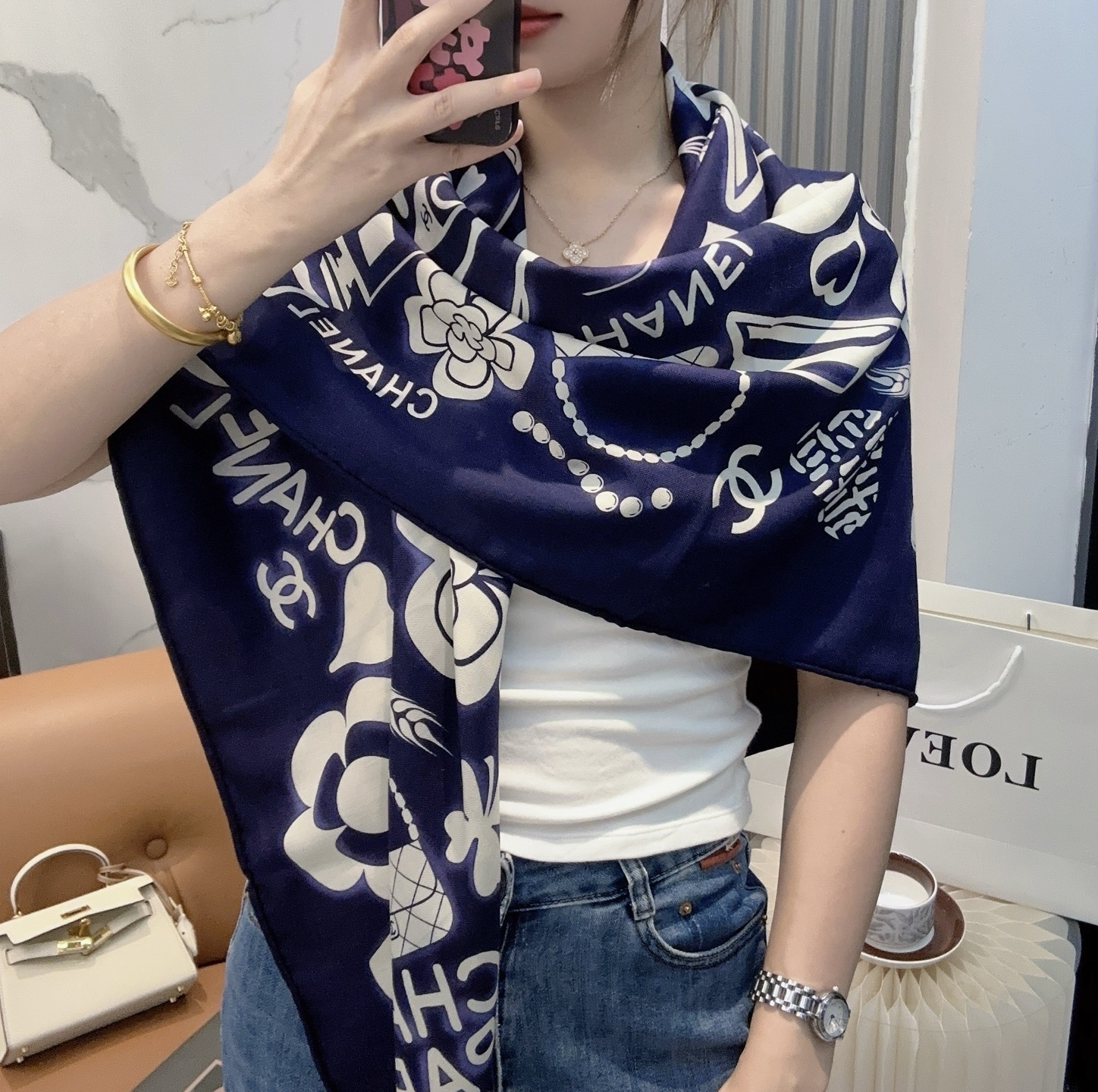 香奈儿(CHANEL)140*140上新❤️【真丝丝绒款】Chanel 【▪️温柔而娴静,logo优雅气