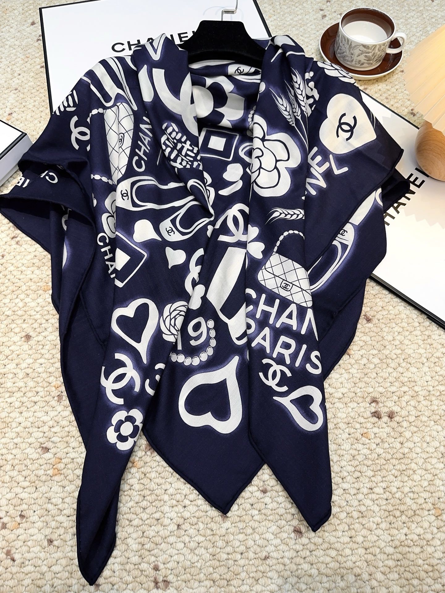 香奈儿(CHANEL)140*140上新❤️【真丝丝绒款】Chanel 【▪️温柔而娴静,logo优雅气