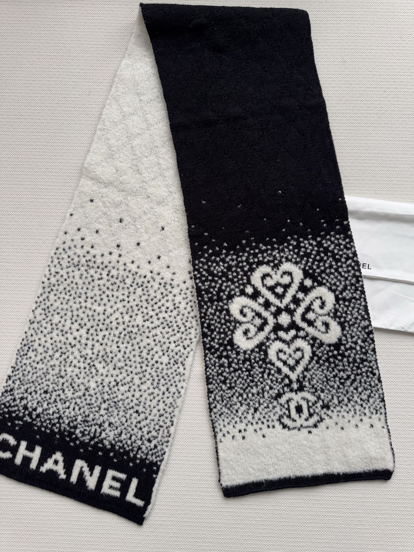 Chanel 上新 Chanel（香奈儿）渐变拼色花纹围巾