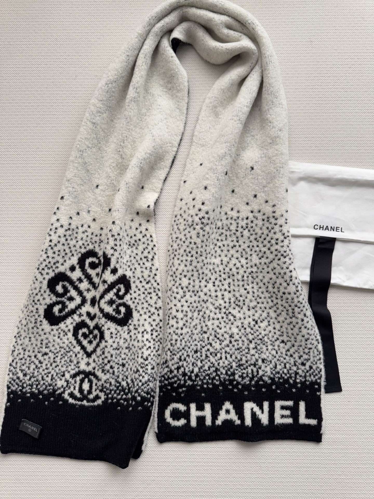 Chanel 上新 Chanel（香奈儿）渐变拼色花纹围巾