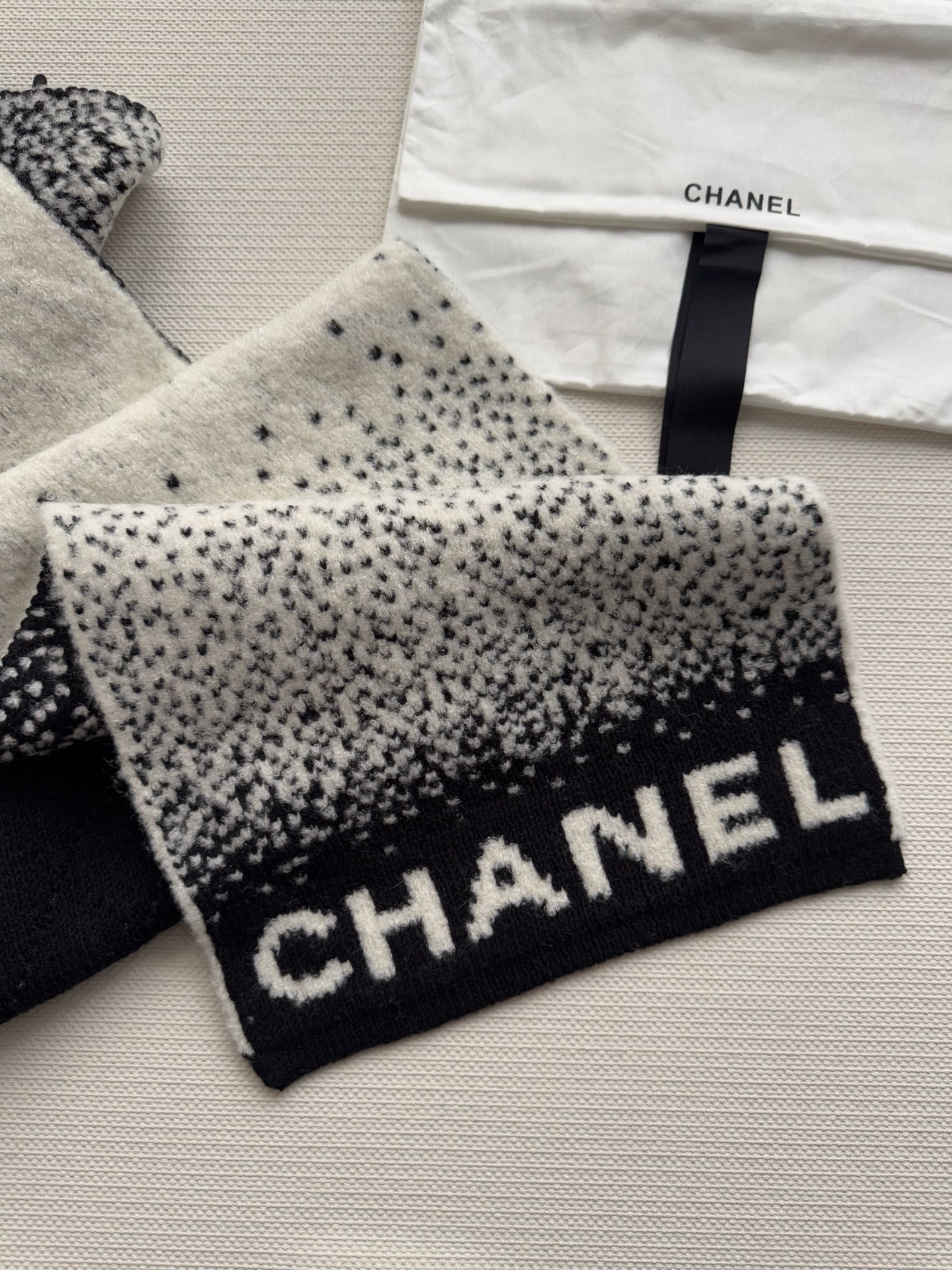 Chanel 上新 Chanel（香奈儿）渐变拼色花纹围巾