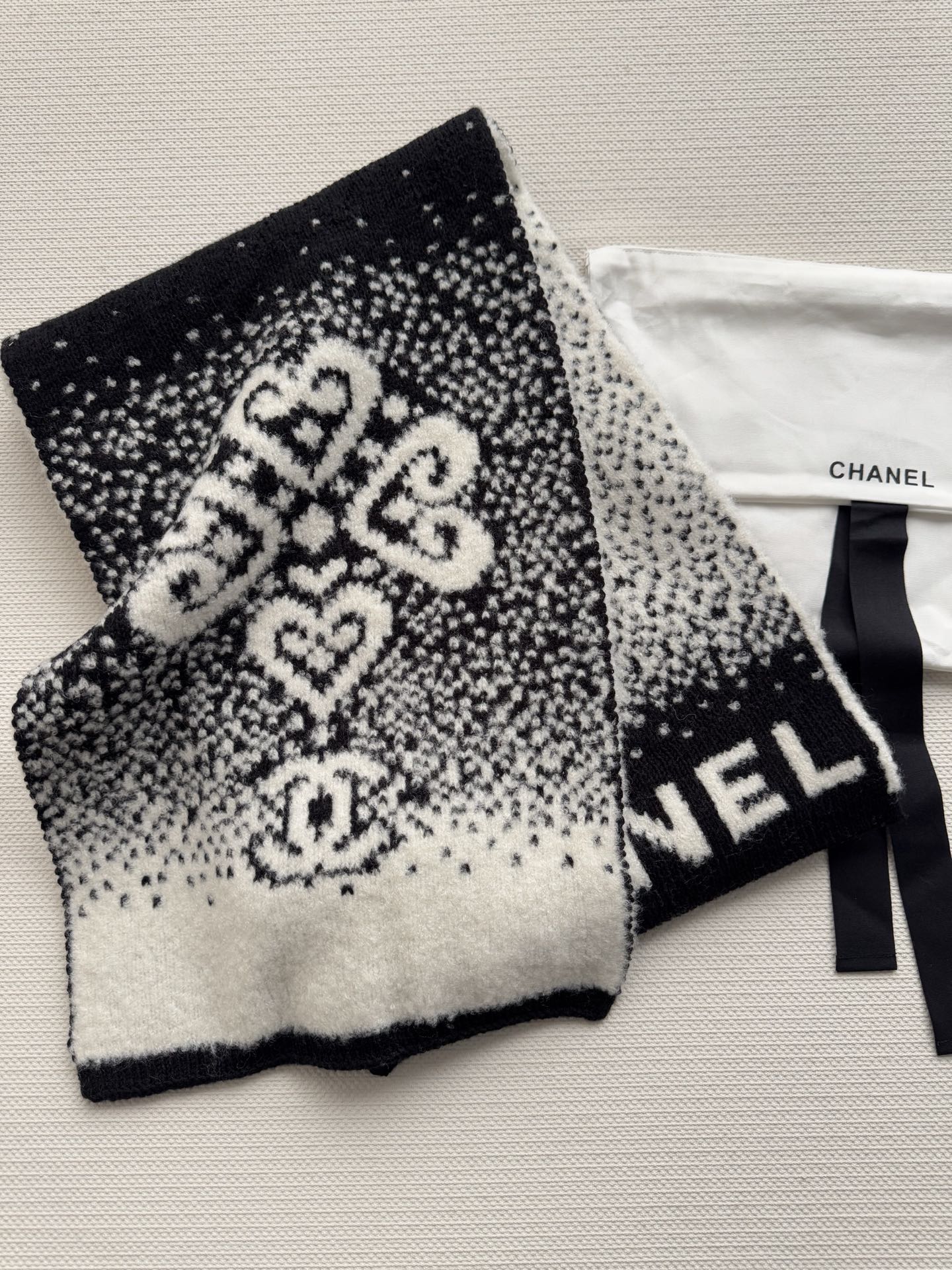Chanel 上新 Chanel（香奈儿）渐变拼色花纹围巾