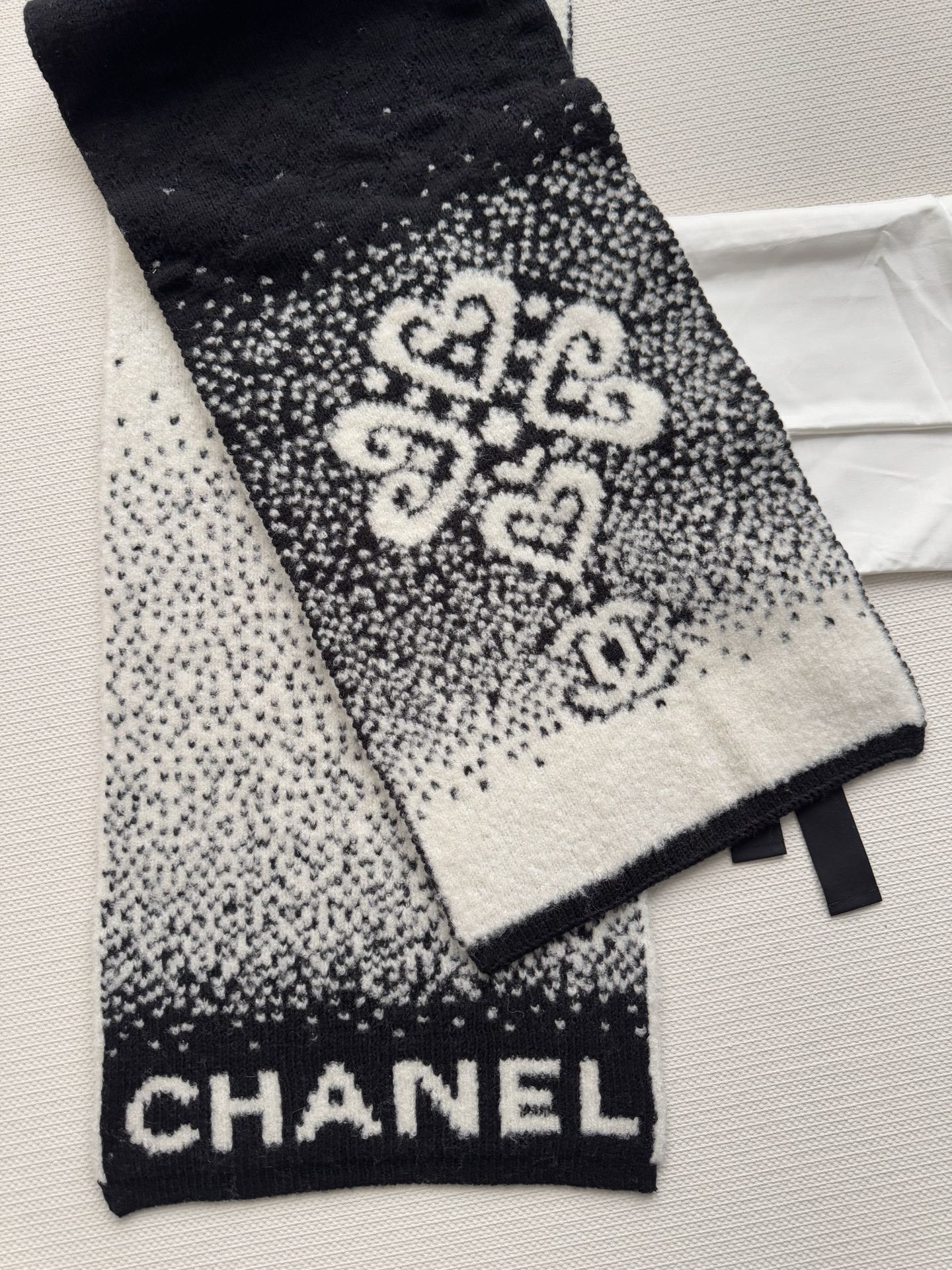 Chanel 上新 Chanel（香奈儿）渐变拼色花纹围巾