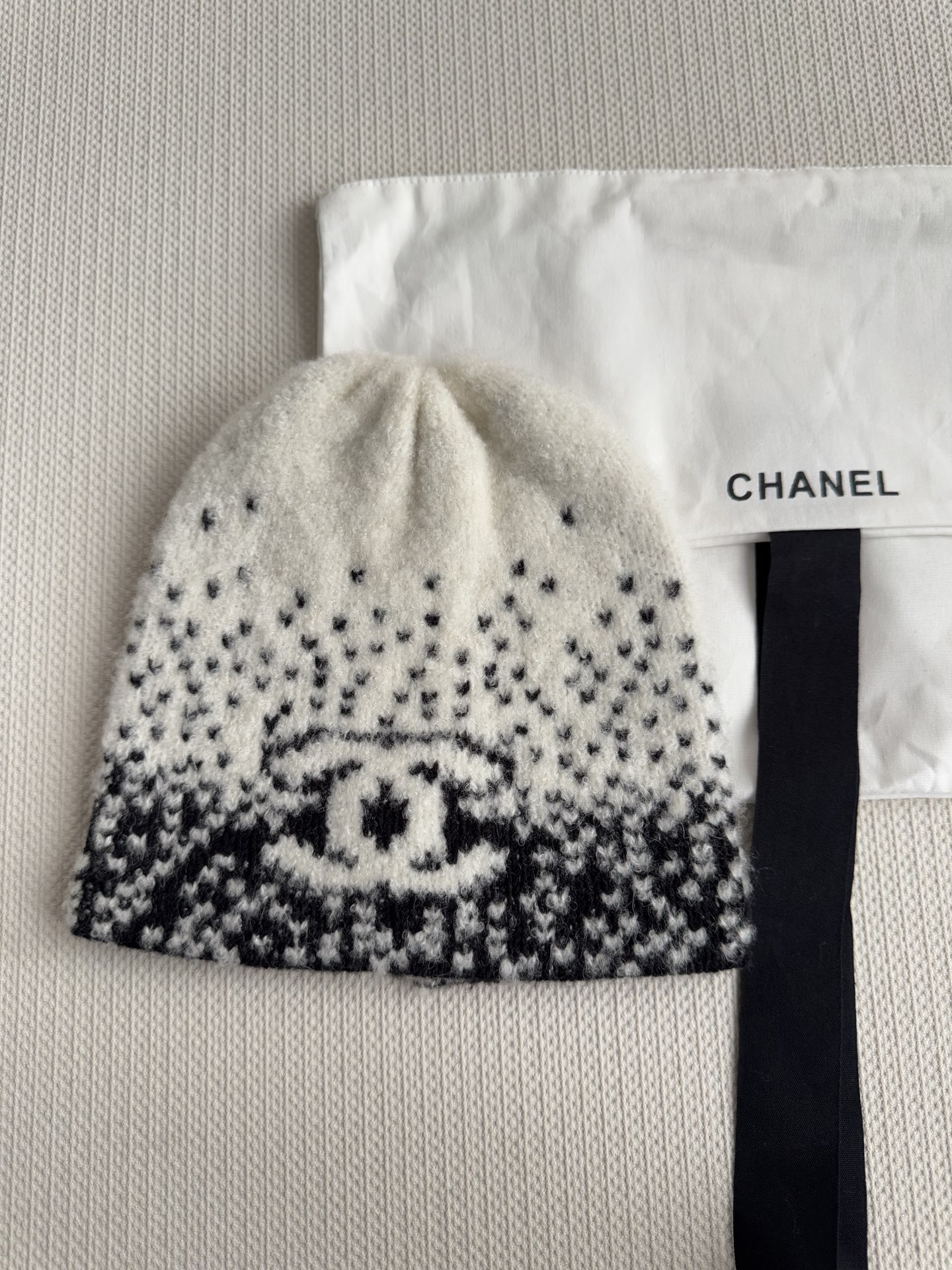 围巾P280 帽子P210 可单选 上新!Chanel(香奈儿)渐变拼色花纹围巾 选用羊毛混纺材质 7针拔花工艺,织物表面纹路立体,有层次感,呈凹凸格型纹理,完成织片后,再手工手挑logo 黑白经典配色围巾,尽显高雅气质,随意一围,营造简约时尚感,立刻提升整体造型.43%羊毛 13%真丝 44%羊绒