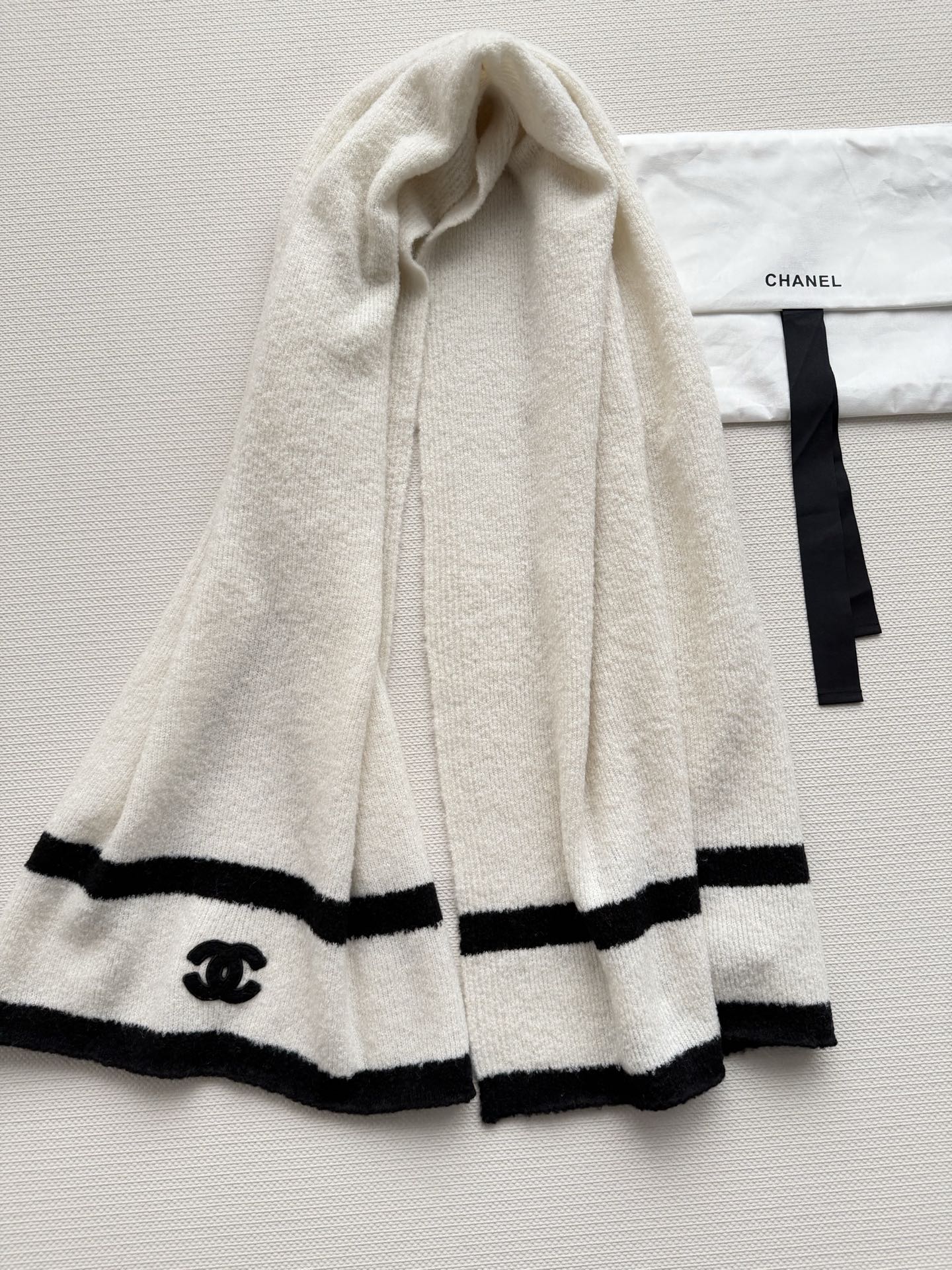 Chanel 上新 Chanel（香奈儿）渐变拼色花纹围巾