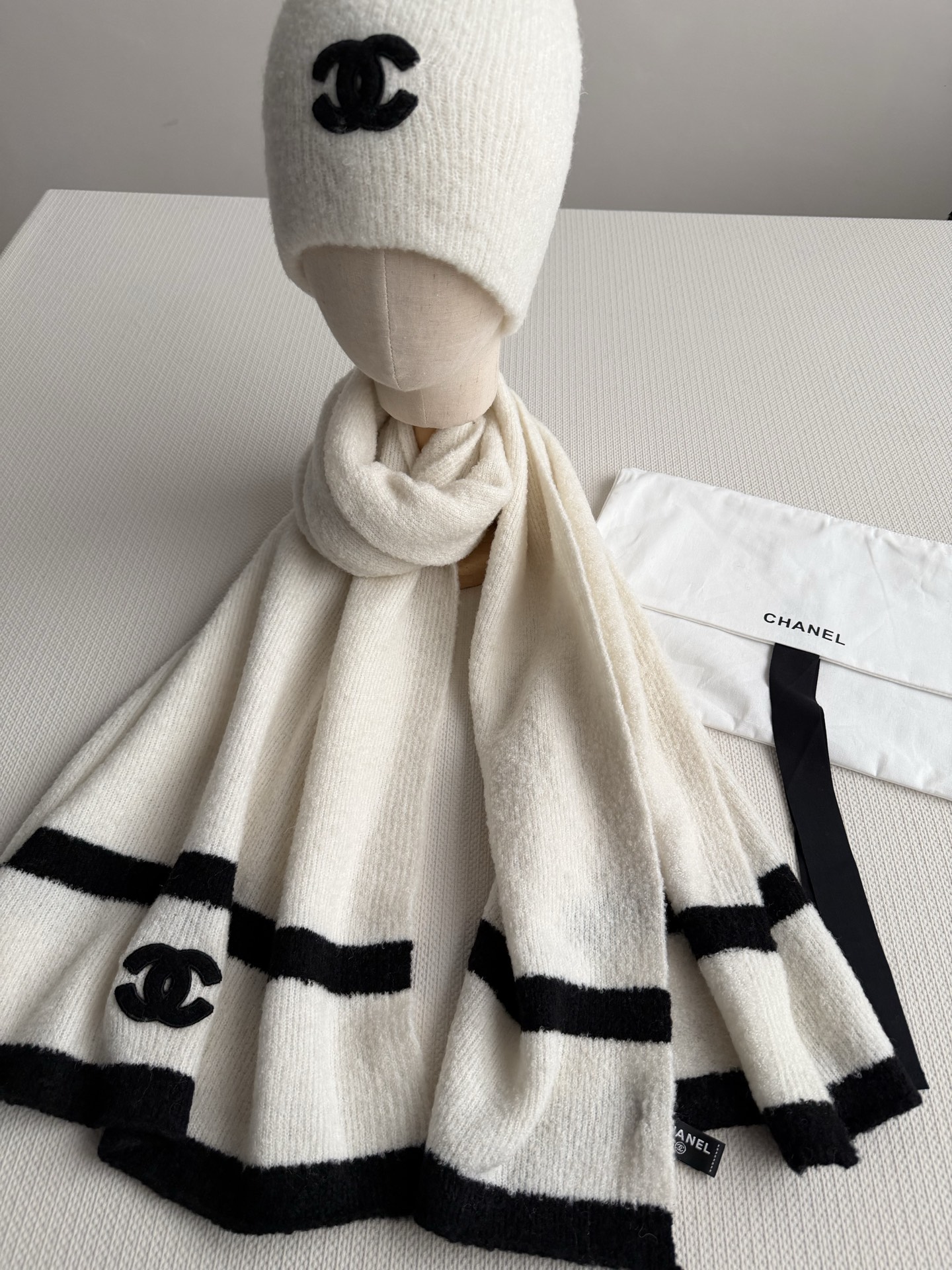 Chanel 上新 Chanel（香奈儿）渐变拼色花纹围巾