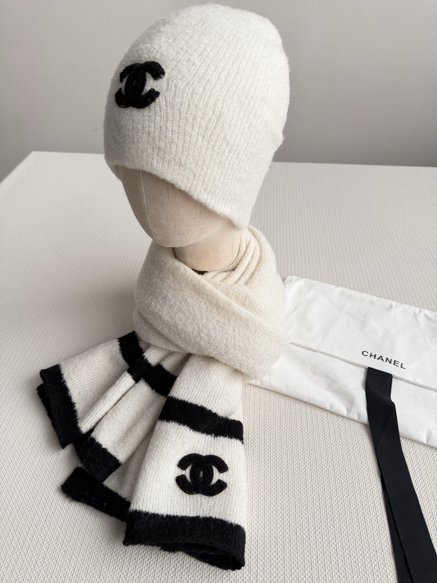 NO:704418,Scarf and hat P can be selected individually. New!  Chanel (Chanel) gradient color block pattern scarf is made of wool blended material with 7-needle drawing process. The surface texture of the fabric is three-dimensional, layered and has a concave and convex grid texture. After the weaving is completed, the logo is hand-picked in black and white classic color matching scarf to show elegance. Wear it casually to create a simple and fashionable sense and immediately enhance the overall look. 19% silk 81% cashmere high version scarf, high version scarf, chanel, chanel, real silk, hats19860909围巾帽子P 可单选 上新！Chanel（香奈儿）渐变拼色花纹围巾 选用羊毛混纺材质 7针拔花工艺,织物表面纹路立体,有层次感,呈凹凸格型纹理,完成织片后,再手工手挑logo 黑白经典配色围巾,尽显高雅气质,随意一围,营造简约时尚感,立刻提升整体造型.19％真丝 81％羊绒高版本围巾,高版本围巾,chanel,chanel,real silk,hats,scarf