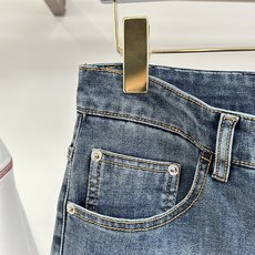 专柜🆕2026春夏设计推荐 热卖牛仔裤🆕柔软亲肤面料 奢华头层牛皮腰牌 经典蓝洗水 专柜限量款 奢华感订制面料 工艺+洗 专柜🆕2026春夏设计推荐 热卖牛仔裤🆕柔软亲肤面料 奢华头层牛皮腰牌 经典蓝洗水 专柜限量款 奢华感订制面料 工艺+洗