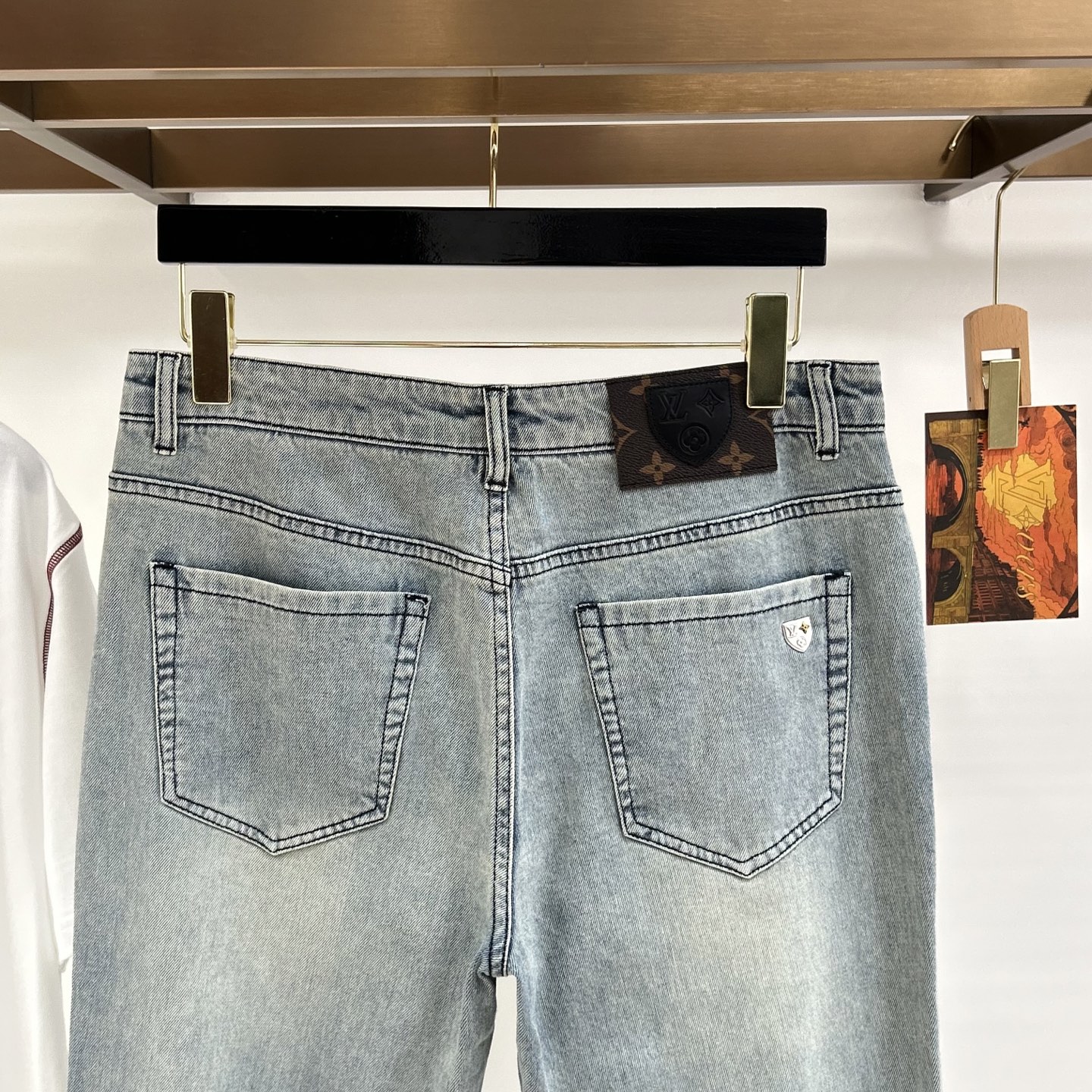 专柜🆕2026春夏设计推荐 热卖牛仔裤🆕柔软亲肤面料 奢华头层牛皮腰牌 经典蓝洗水 专柜限量款 奢华感订制面料 工艺+洗