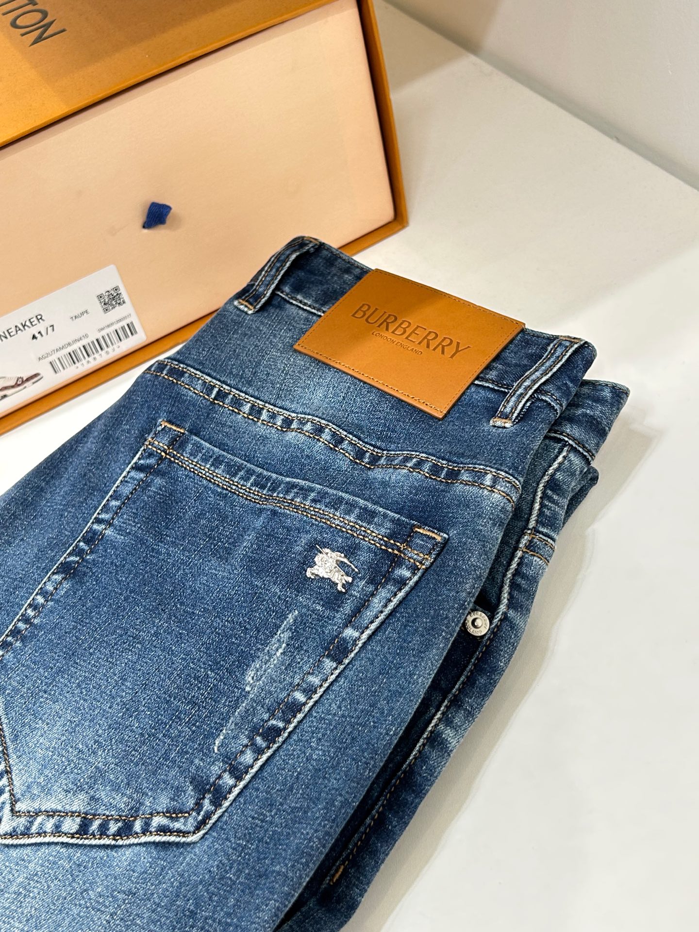 💎2026早秋最新⚡️推出男士牛仔裤新品!重工水洗牛仔面料,定制面料和一般牛仔布料比起来,更加柔软舒适!超重工洗水工艺 💎2026早秋最新⚡️推出男士牛仔裤新品!重工水洗牛仔面料,定制面料和一般牛仔布料比起来,更加柔软舒适!超重工洗水工艺