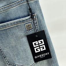 Glvenchy纪梵希🎉🎉2026夏季最新⚡️推出男士牛仔裤新品!重工水洗牛仔面料,定制面料和一般牛仔布料比起来,更加柔 Glvenchy纪梵希🎉🎉2026夏季最新⚡️推出男士牛仔裤新品!重工水洗牛仔面料,定制面料和一般牛仔布料比起来,更加柔
