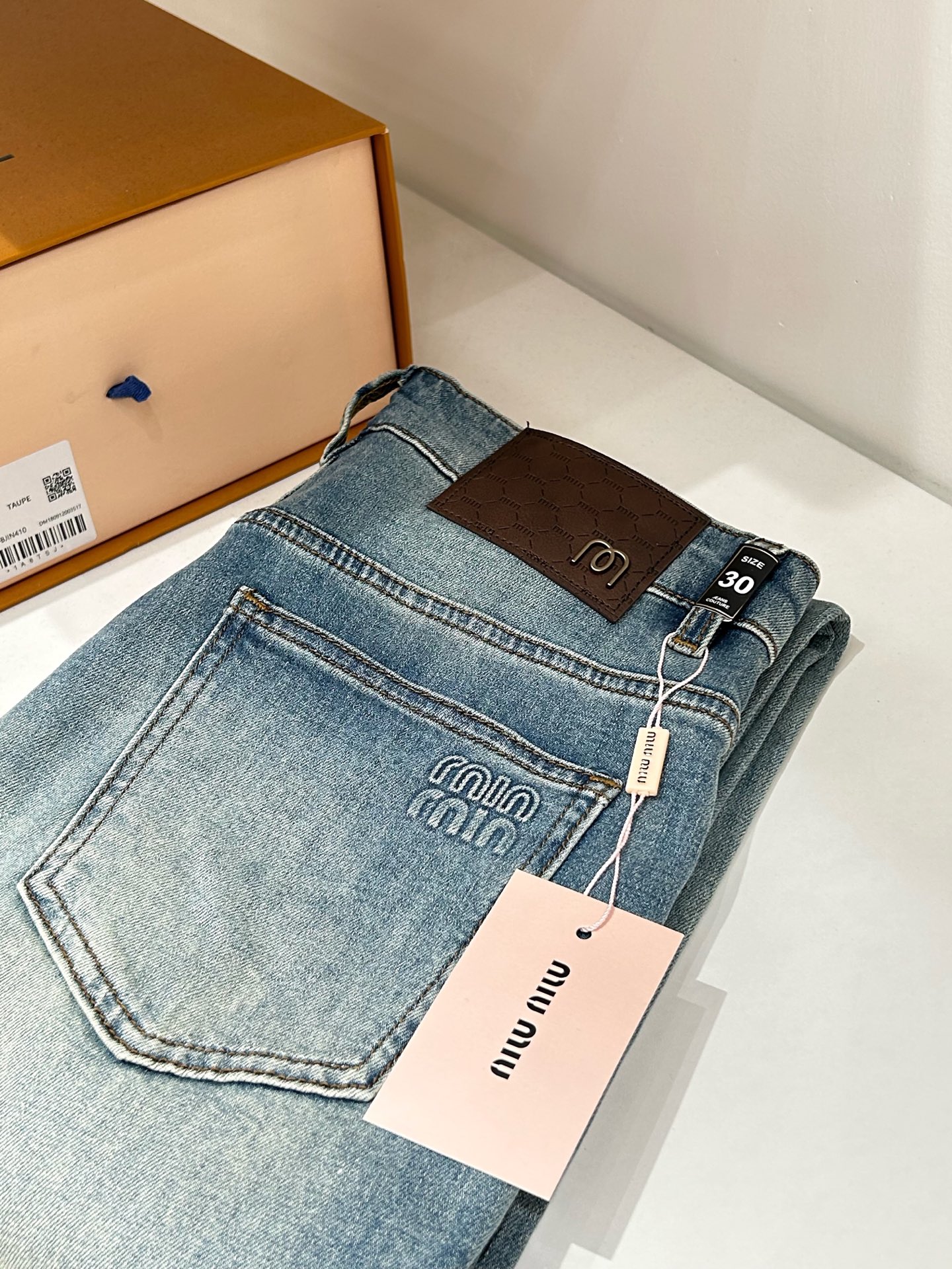 miumiu缪缪🎉🎉2026夏季最新⚡️推出男士牛仔裤新品！重工水洗牛仔面料，定制面料和一般牛仔布料比起来，更加柔软舒适