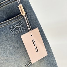 miumiu缪缪🎉🎉2026夏季最新⚡️推出男士牛仔裤新品!重工水洗牛仔面料,定制面料和一般牛仔布料比起来,更加柔软舒适 miumiu缪缪🎉🎉2026夏季最新⚡️推出男士牛仔裤新品!重工水洗牛仔面料,定制面料和一般牛仔布料比起来,更加柔软舒适
