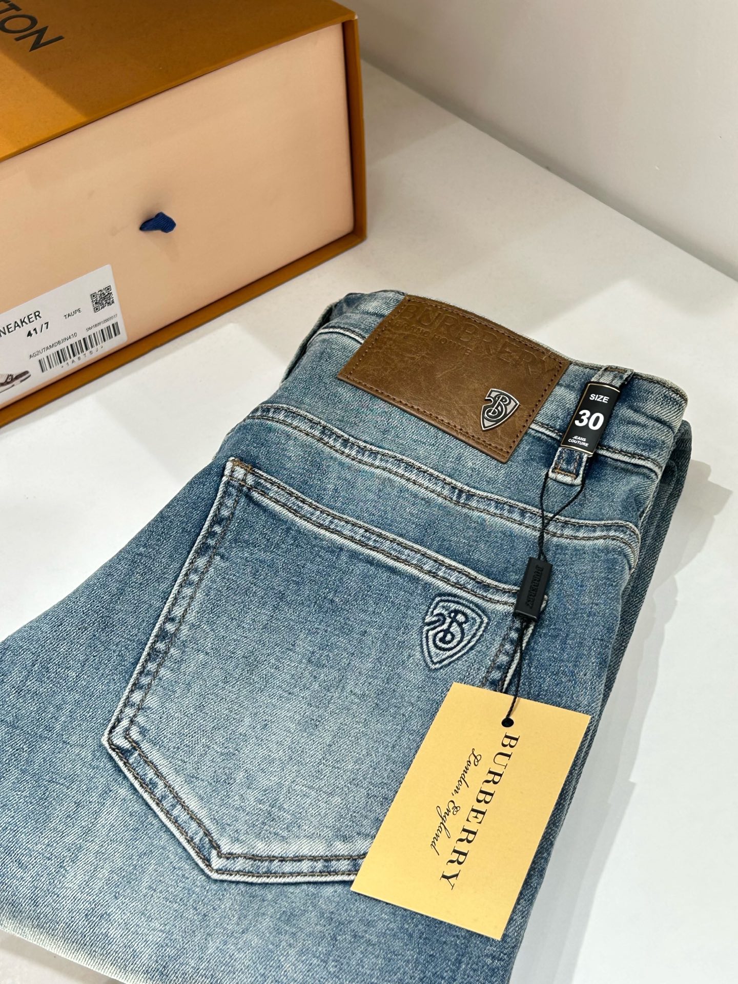 Burberry巴宝莉🎉🎉2026夏季最新⚡️推出男士牛仔裤新品！重工水洗牛仔面料，定制面料和一般牛仔布料比起来，更加柔