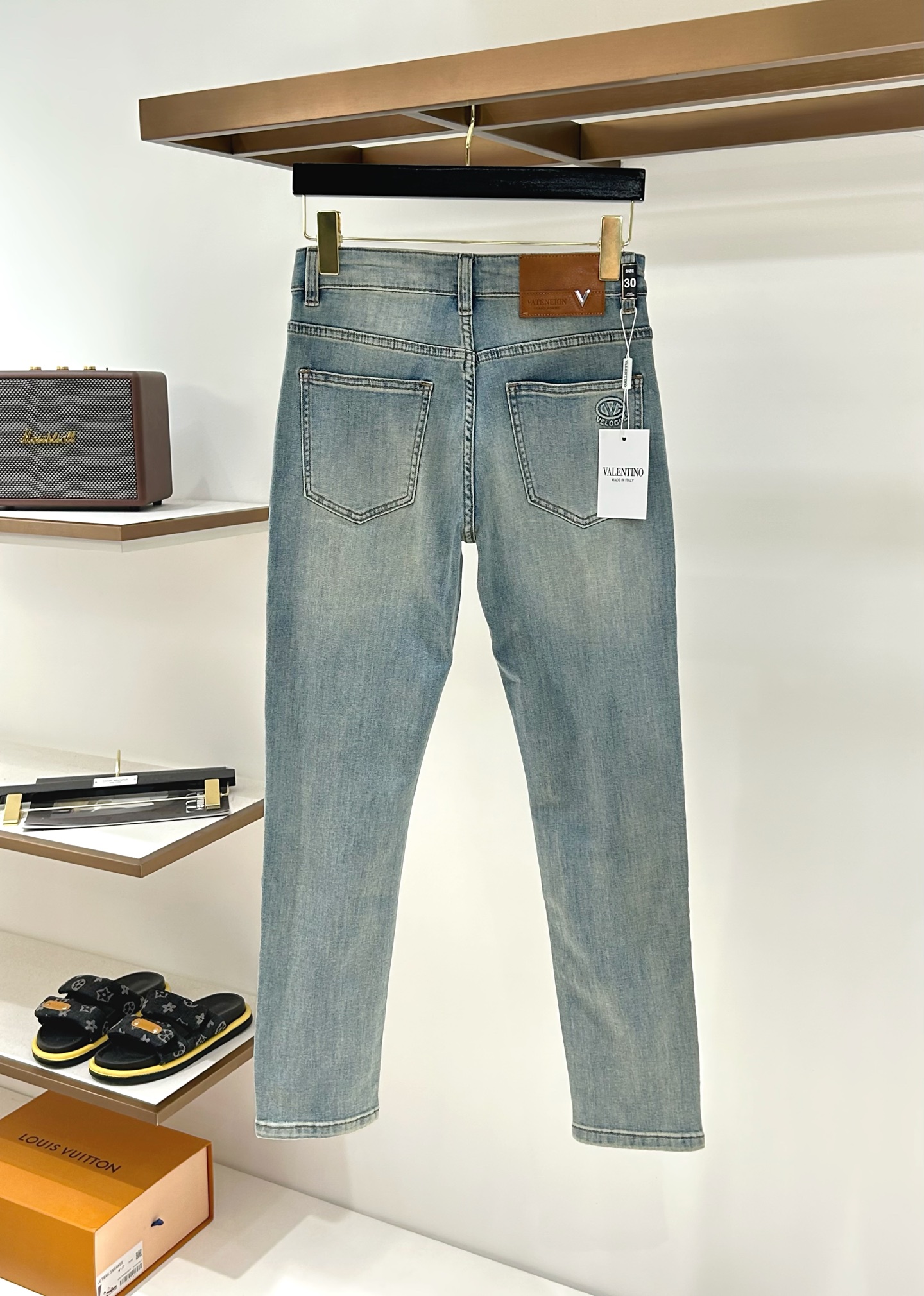 Valentino华伦天奴🎉🎉2026夏季最新⚡️推出男士牛仔裤新品！重工水洗牛仔面料，定制面料和一般牛仔布料比起来，更