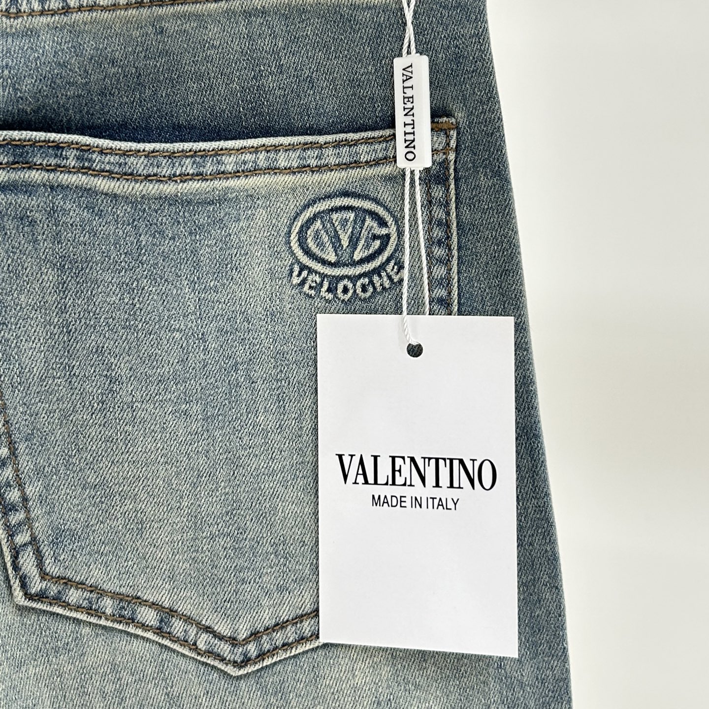 Valentino华伦天奴🎉🎉2026夏季最新⚡️推出男士牛仔裤新品！重工水洗牛仔面料，定制面料和一般牛仔布料比起来，更