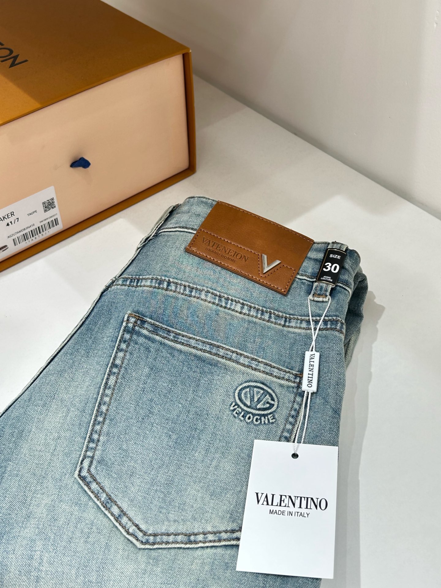 Valentino华伦天奴🎉🎉2026夏季最新⚡️推出男士牛仔裤新品！重工水洗牛仔面料，定制面料和一般牛仔布料比起来，更