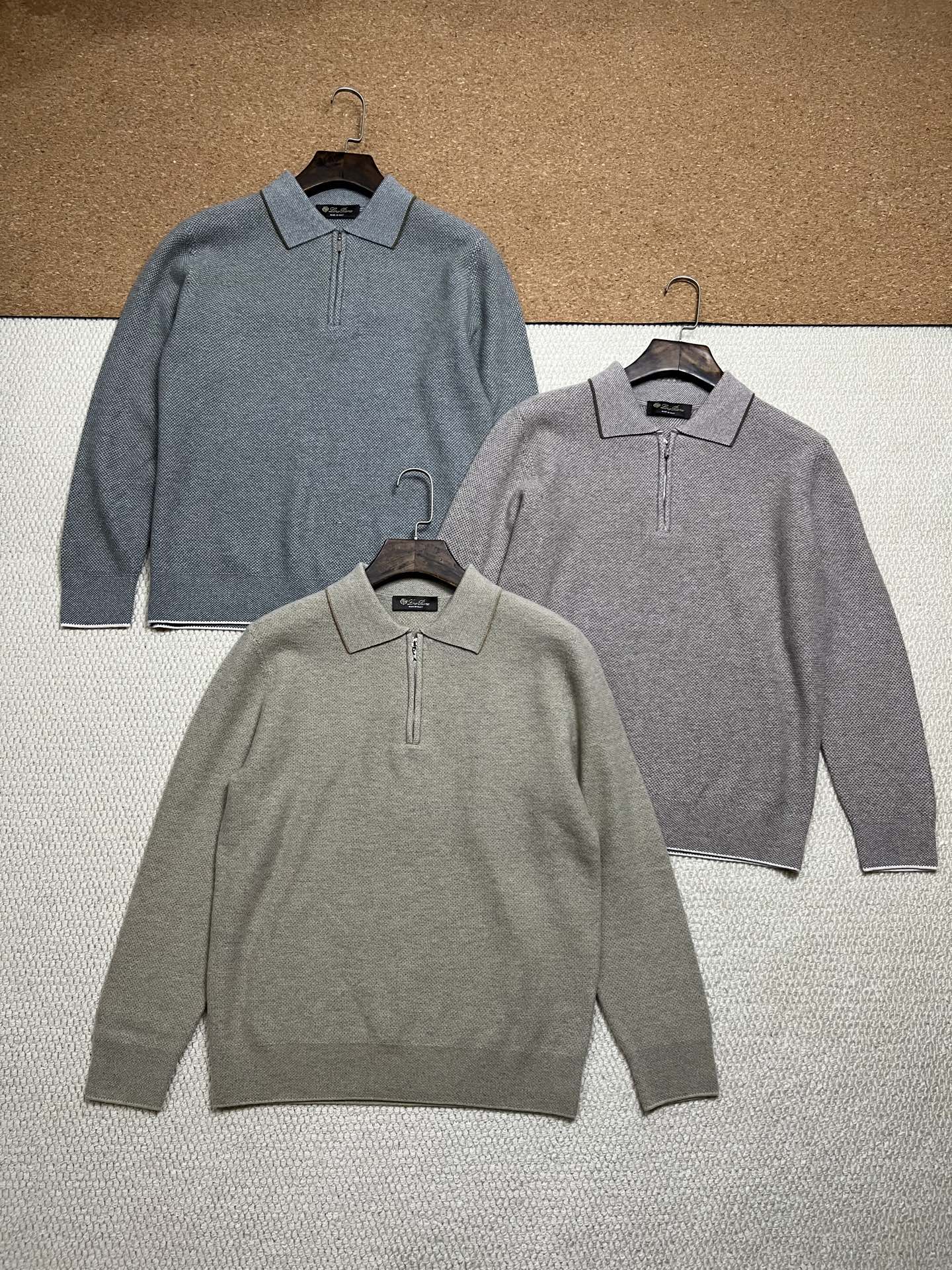 NO:568335,L*ro  Pi*na's new autumn and winter lapel sweater, cashmere and wool blended yarn, has good warmth retention, fluffy and soft, double skin care, giving you a lightweight wearing experience. High-quality natural fibers ensure high-quality life. The weaving of special colors and the delicate scale-like texture present a clever sense of color layering; suitable for various scenes and styles, highlighting the individual  Temperament, classic POLO collar design, exquisite craftsmanship, and exquisite details, every aspect demonstrates quality and professionalism. It combines elegance and practicality to create a piece that is both suitable for the workplace and fashionable. It is suitable for various occasions from daily commuting to casual gatherings. The collar, cuffs and hem are made of dense rib weaving, which is tight and elastic, not easy to deform, and highlights the texture of details.  Gray green, yellow, coffee. Code number m-xxxl.,,alexander wang19860909L*ro Pi*na秋冬新款翻领羊毛衫,羊绒羊毛混纺纱线,保暖性佳,蓬松柔软,加倍呵护肌肤,给你轻如无物的穿着感体验.高品质天然纤维,保障高品质生活.特殊颜色的编织,细腻的鳞片式精致纹理,呈现出巧妙的色彩层次感;适用各种场景、多种造型,凸显个人气质,经典的POLO领设计,精致的工艺,考究的细节,每一处都彰显着品质与专业,将优雅与实用性结合,打造出既适合职场又具时尚感的单品,适应从日常通勤到休闲聚会的多种场合.领□袖口下摆采用加密罗纹织法,紧密有弹力,不易变形,彰显细节质感. 灰绿、黄色、咖啡.码数m-xxxl.,,alexander wang,Men's clothing