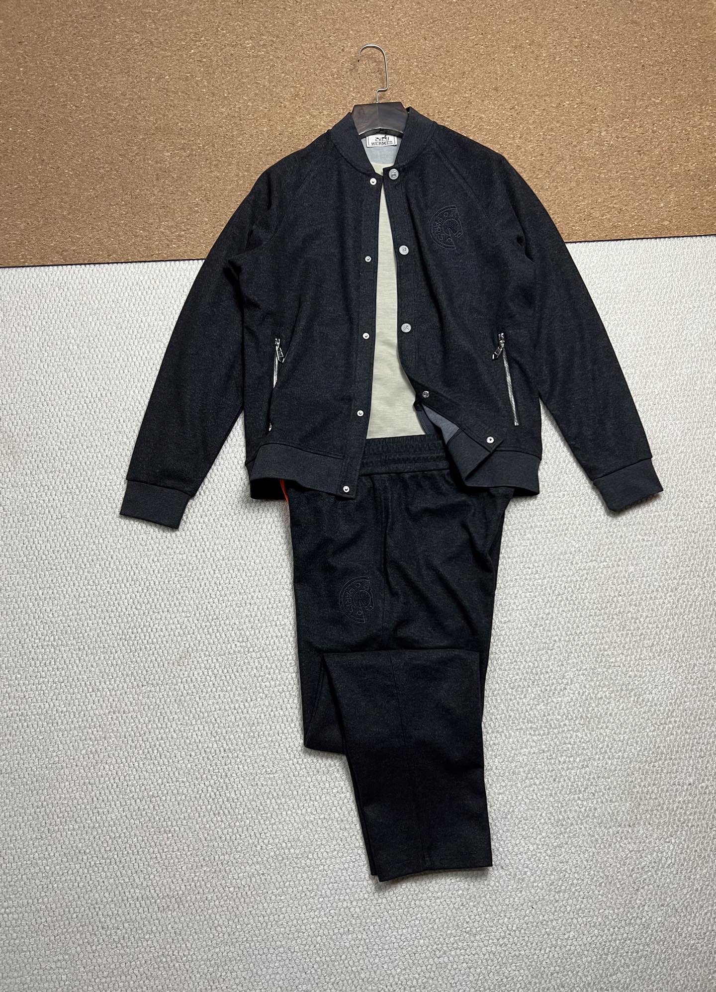 NO:568330,[New Product] Aimajia Men's Fashionable Baseball Collar Wool Wool Jacket, a foreign product from a trading company, a high-end high-end product, the 25th A/W autumn and winter new model, a high-end show limited series, a star-level product!  !  The overall design follows the aesthetic tone of the H family, with a high-end and minimalist style. It is an extremely luxurious, noble and stunning high-end jacket with a strong sense of design, an improved pilot style, a fusion of fashion and high-street elements, and the use of unique structural forms to create a modernist-style personalized item!  The classic brand logo elements on the chest are presented using heavy embroidery technology. The visual effect is very elegant and high-end fashionable. It is a soul-like embellishment and a noble display of identity!  It is a very design item. The whole body structure is unique and subverts the traditional design concept. It is constructed of a composite mix and match of different materials. The two are symbiotic and complement each other without any sense of contradiction, creating a unique visual aesthetic!  The classic baseball uniform is designed with all the details in place. It has a unique micro green fruit collar design. The cuffs and hem are threaded, which is very age-reducing and fashionable. The main body is made of heavy woolen material, which is derived from Australian merino wool. It is thick, crisp and stylish, has a delicate touch and has excellent cold protection effect. The details are exquisite and the quality is unparalleled. The accessories are all supplied by foreign merchants and are decorated with brand logos. Every detail demonstrates the exquisite craftsmanship and enhances the overall value and luxury!  Fashionable and loose cut, the upper body effect is very good, fashionable and full of tone, relaxed and suitable for any body shape. It is a single product with extraordinary styling. It is highly versatile and practical and can span multiple seasons. It is an all-round styling currency in the dressing season!  Color black, gray. Size M-XXXL,,hermes,jackets & coats,jackets & coats,alexander wang19860909【新品】爱马家 男士时装款棒球领绵羊毛呢夹克外套,贸易公司洋行货,重磅高端臻品,25年A/W秋冬新款,高级秀场限定系列,属于明星级的一款产物！！ 整体的设计沿袭了H家族式美学基调,高级且极简的格调,极为奢华矜贵且惊艳的一款高级外套,设计感极强,改良式飞行员造型风格,时装与高街元素融合,运用独到的结构形式,塑造出现代主义风格的个性单品！ 胸前经典品牌标识元素,采用重磅刺绣工艺呈现,视觉效果非常优雅且高级时髦,属于灵魂式的点缀,亦属于身份的尊贵彰显！ 非常具有设计感的一款单品,通身的构造别具一格,颠覆传统设计理念,由不同材质复合混搭构建而成,两者共生互搭毫无违和感,缔造独一无二的视觉审美！ 经典棒球服造型设计,细节元素皆到位,别致微型青果领设计,袖口及下摆采用螺纹处理,非常减龄且时髦,主体采用重磅羊毛呢材质,源于澳洲美利奴羊毛,厚实挺括有型,触感细腻,御寒效果绝佳 细节匠心考究,品相无敌,辅料皆为全系外商客供,上面皆饰有品牌标识,每一处彰显了工艺的精湛,提升了整体的价值和奢华感！ 时尚宽松型剪裁,上身效果非常出色,时髦且腔调感十足,松弛有度,驾驭任何身型,属于造型感非凡的一款单品,百搭性和实用性超高,可以横跨多个季节,属于穿搭季全能型造型硬通货！颜色黑色、灰色.码数M-XXXL,,hermes,jackets & coats,jackets & coats,alexander wang,Men's clothing