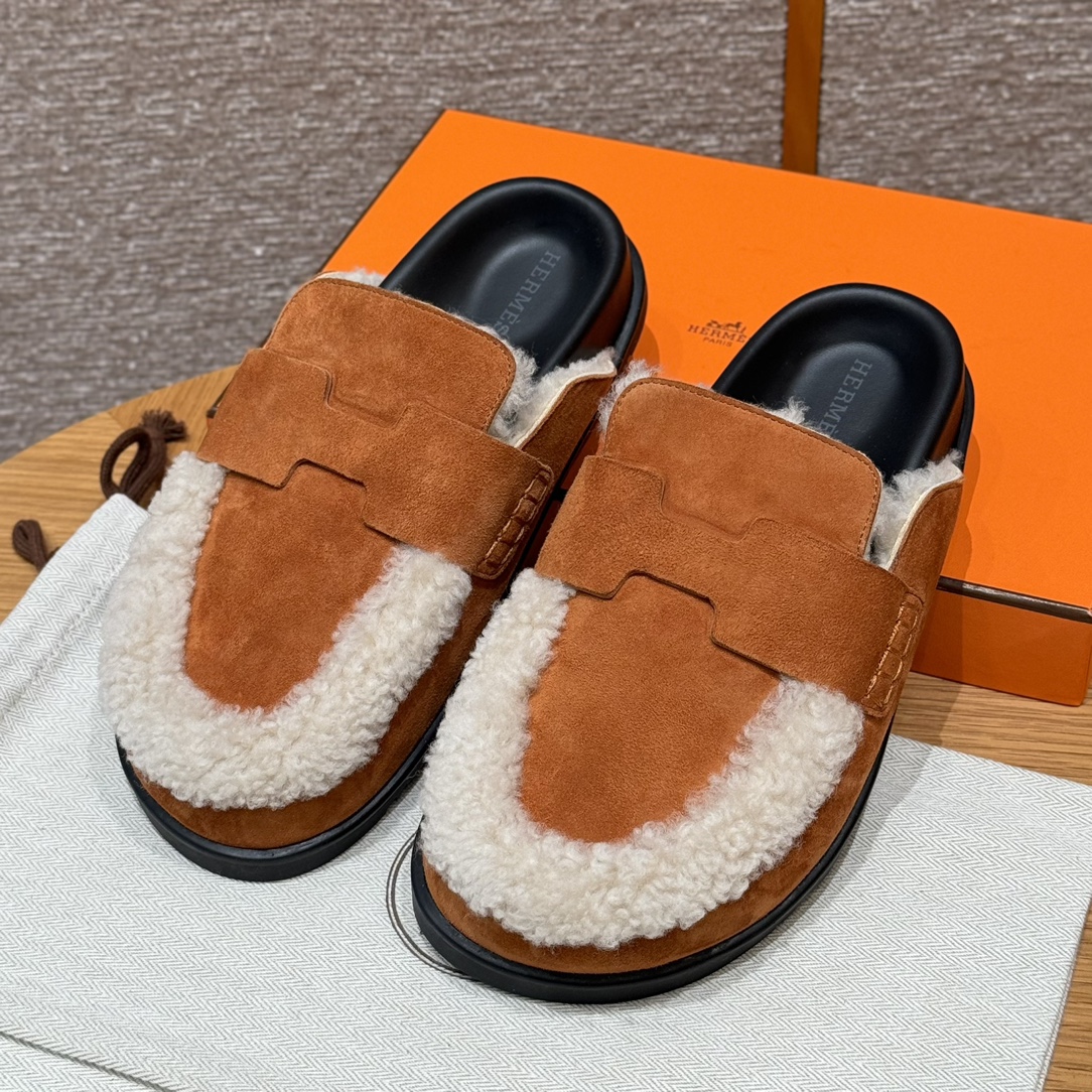 Mules HERMES en veau velours, semelle en gomme, couleur naturelle